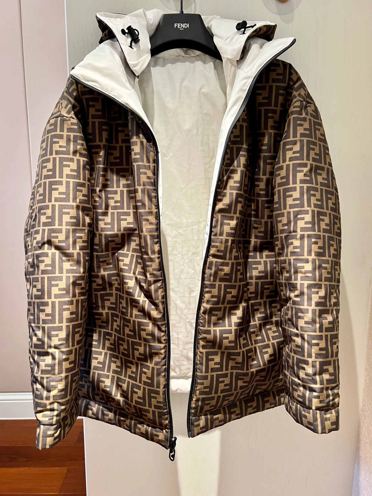 펜디 화이트 FF 나일론 다운 자켓