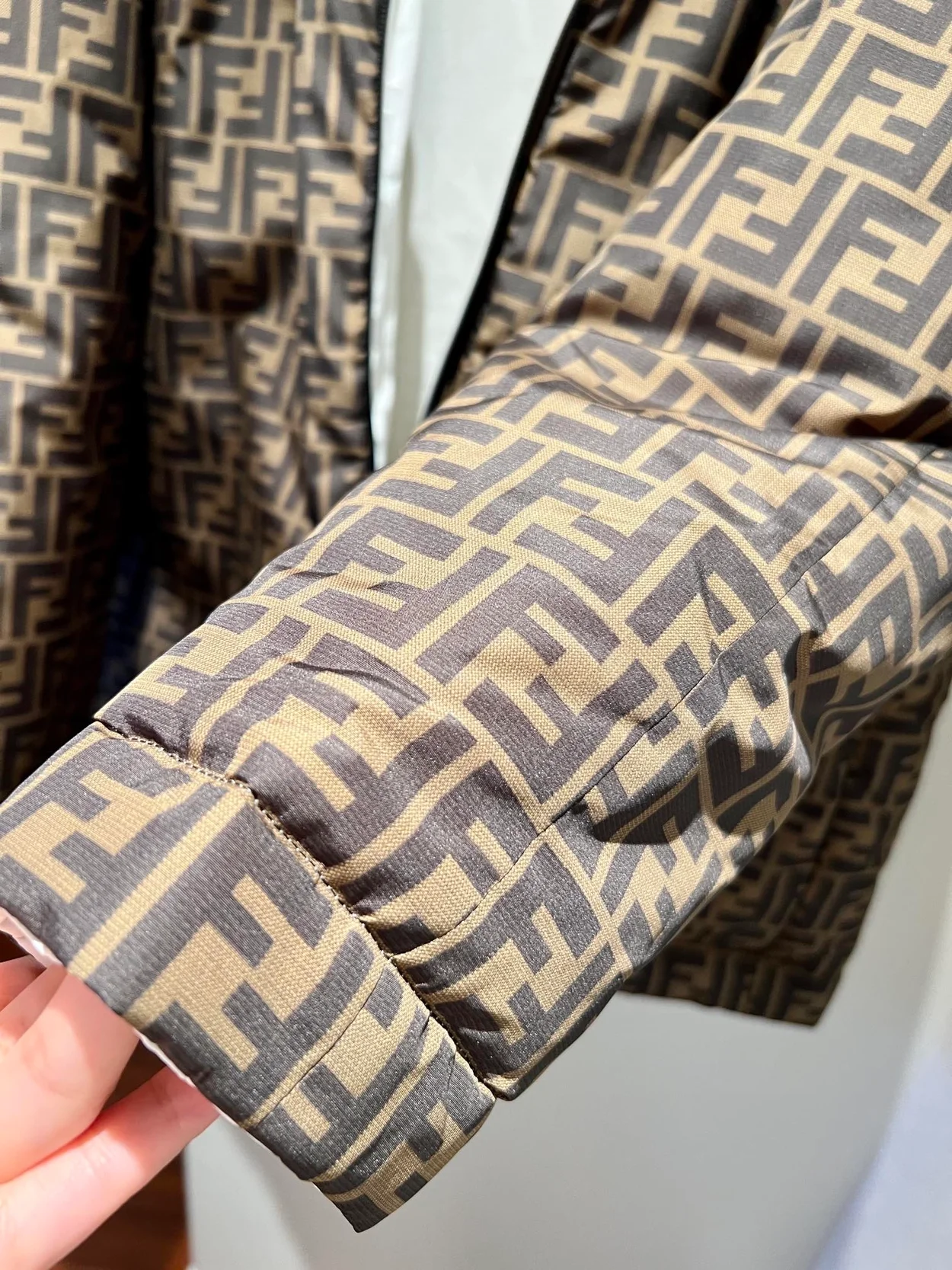 펜디 화이트 FF 나일론 다운 자켓