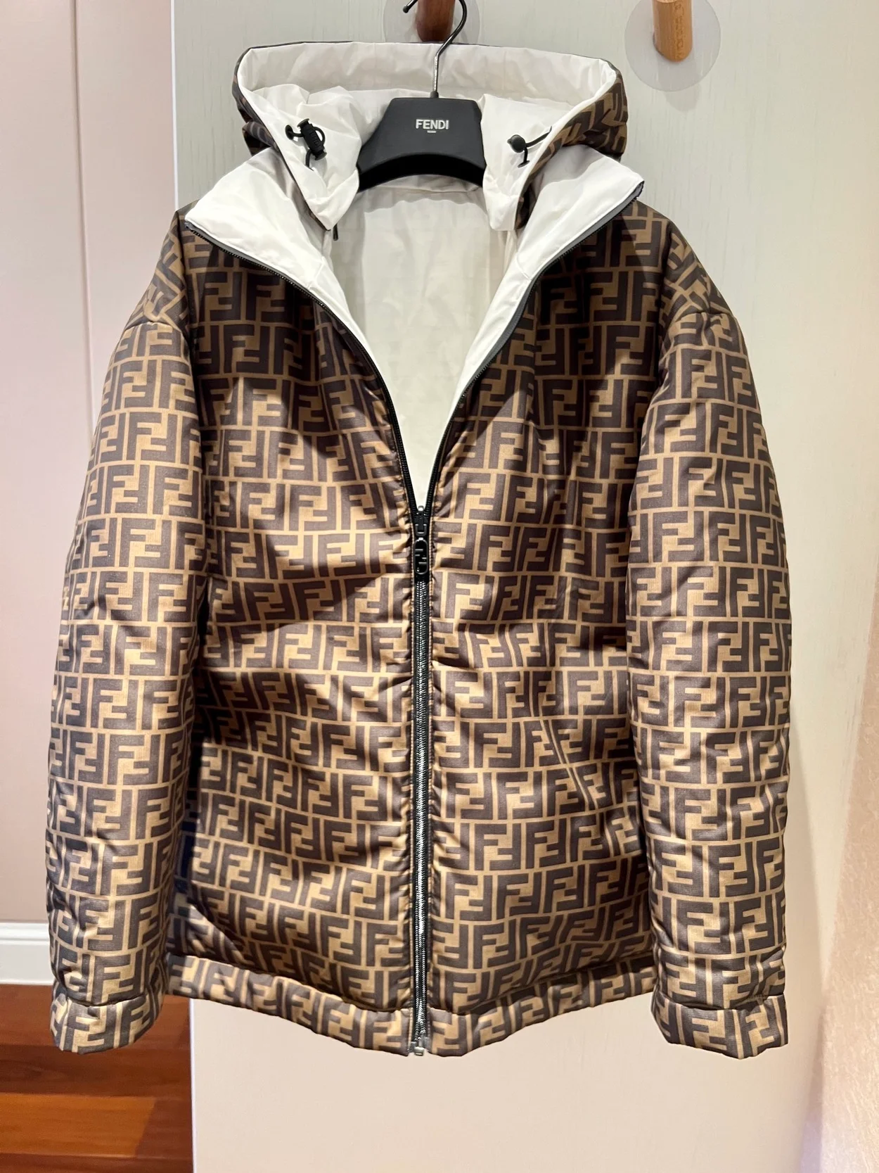 펜디 화이트 FF 나일론 다운 자켓