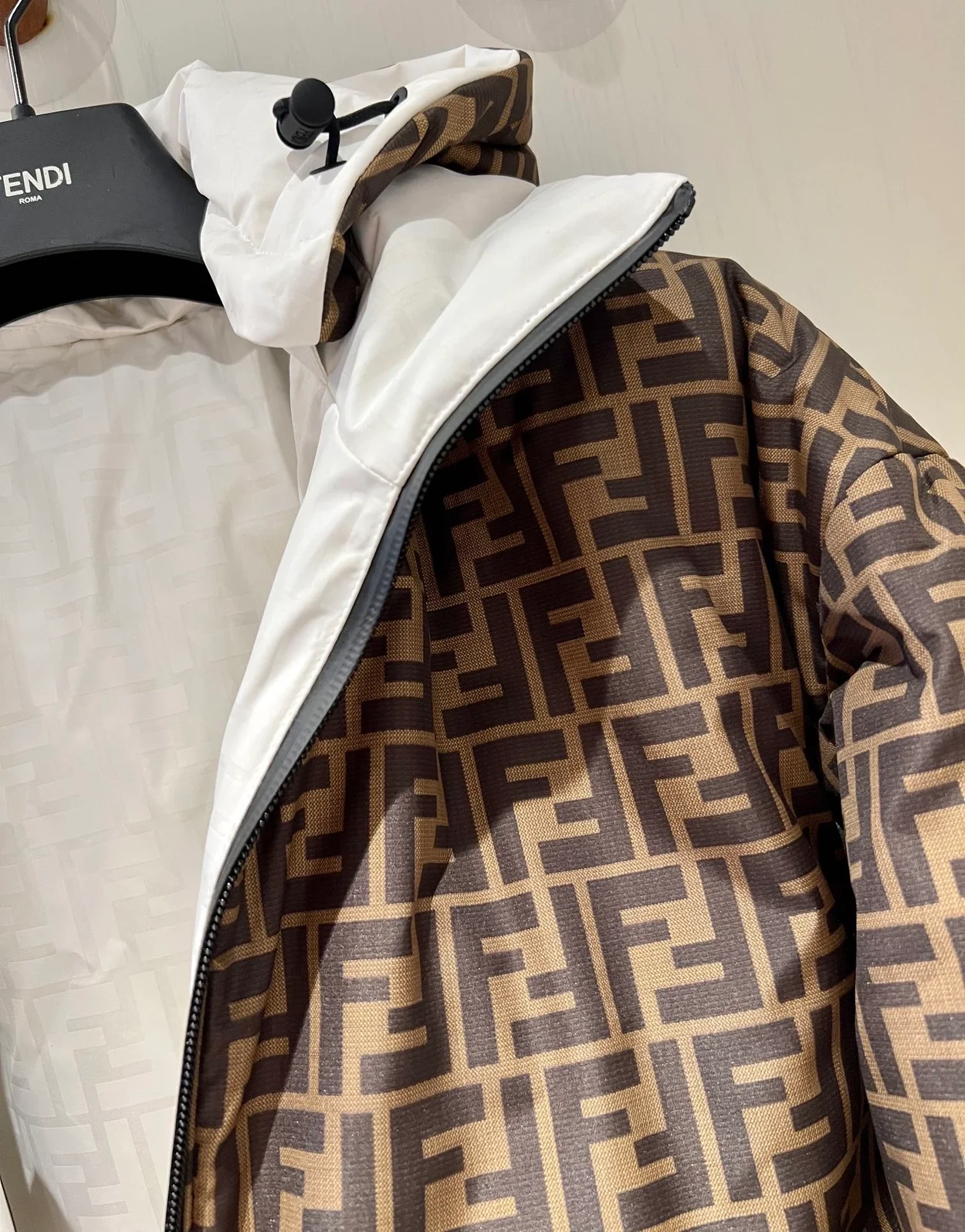 펜디 화이트 FF 나일론 다운 자켓