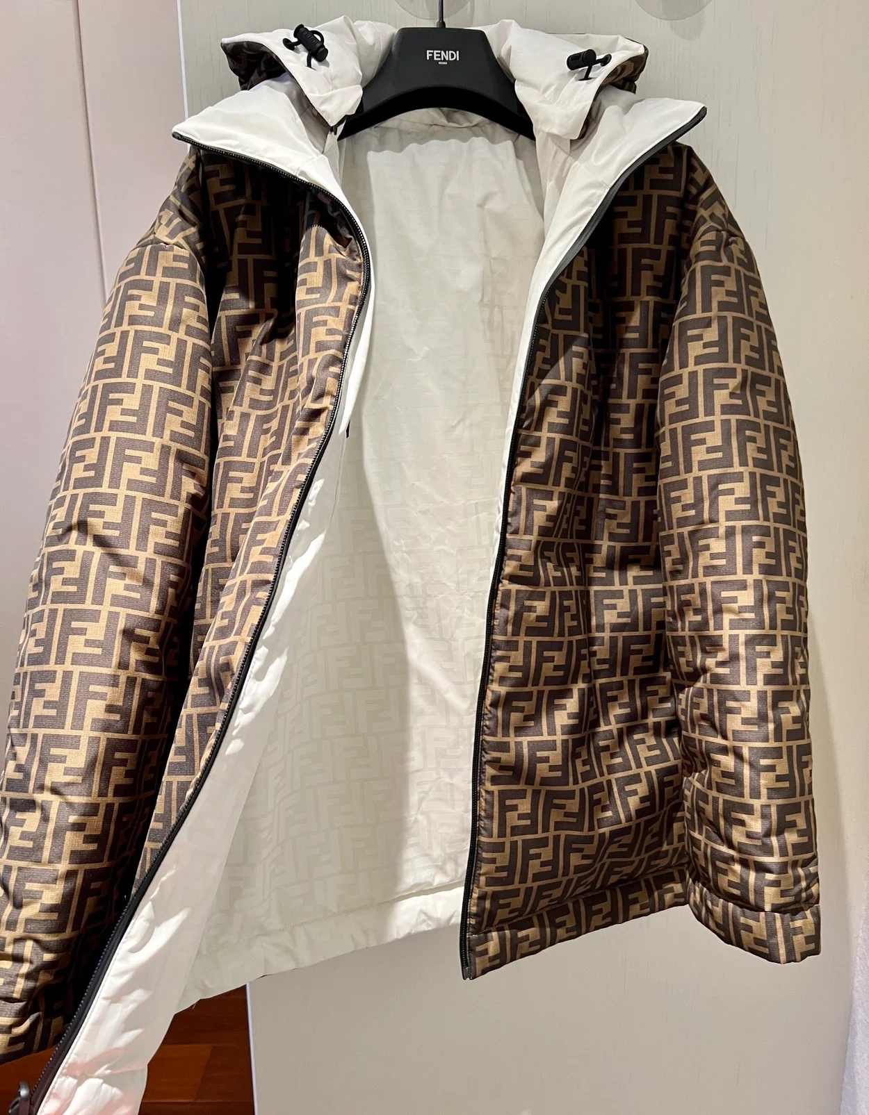 펜디 화이트 FF 나일론 다운 자켓