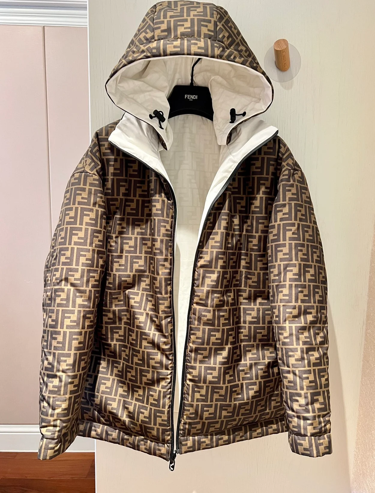 펜디 화이트 FF 나일론 다운 자켓