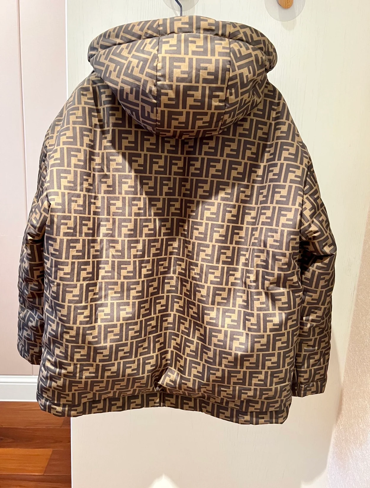 펜디 화이트 FF 나일론 다운 자켓