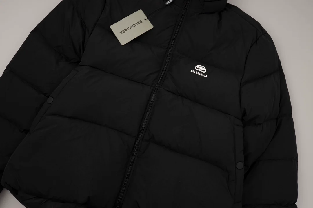 발렌시아가 우먼스 C 셰이프 푸퍼 자켓