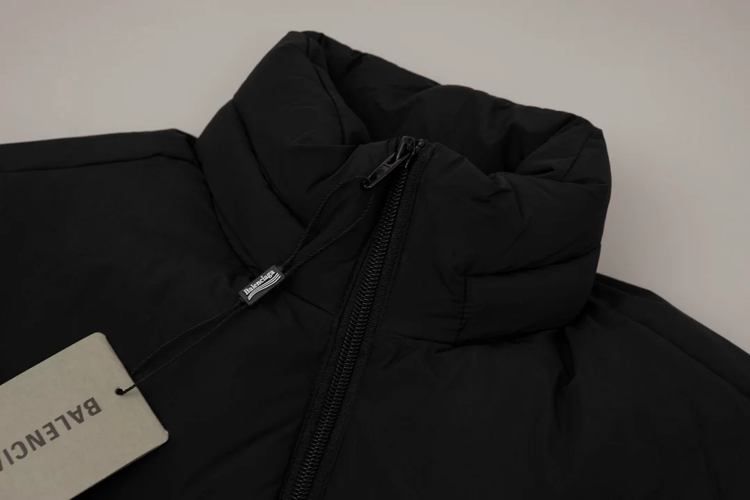 발렌시아가 우먼스 C 셰이프 푸퍼 자켓