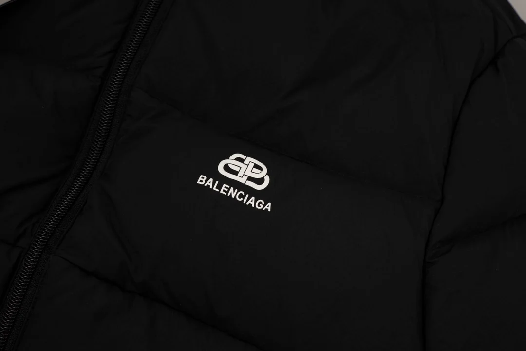 발렌시아가 우먼스 C 셰이프 푸퍼 자켓