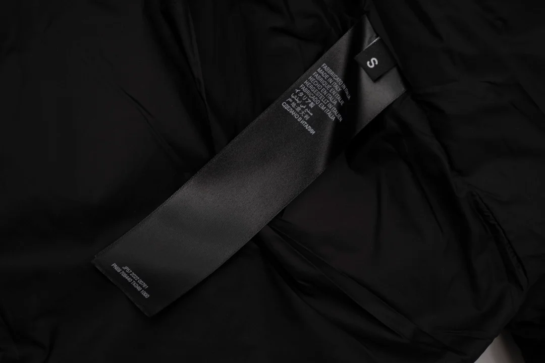 발렌시아가 우먼스 C 셰이프 푸퍼 자켓