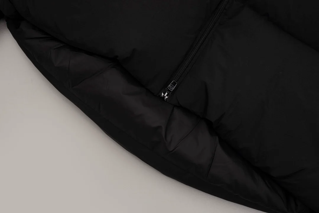 발렌시아가 우먼스 C 셰이프 푸퍼 자켓