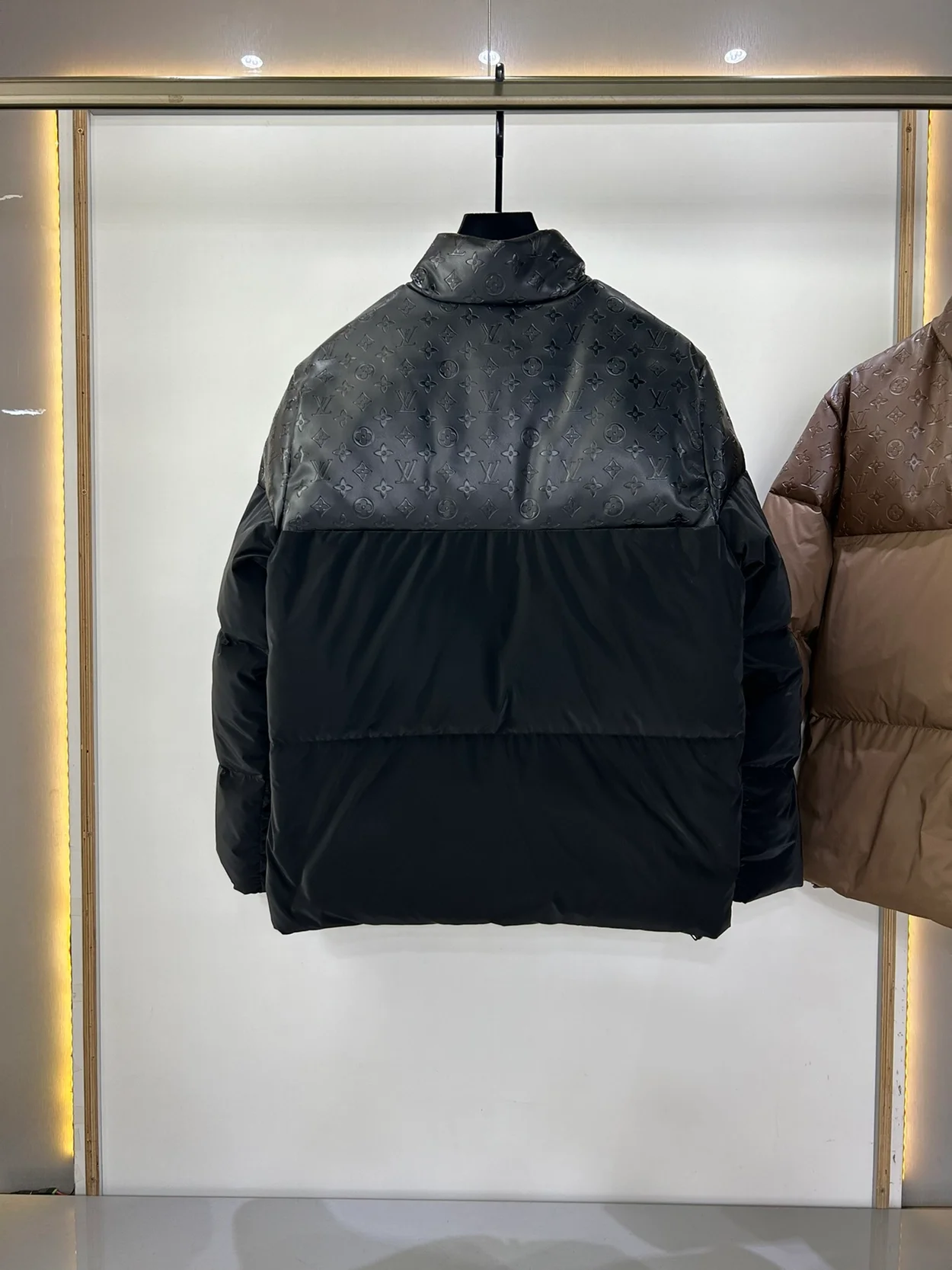 루이비통 오버사이즈드 푸퍼 자켓 1ABZFN