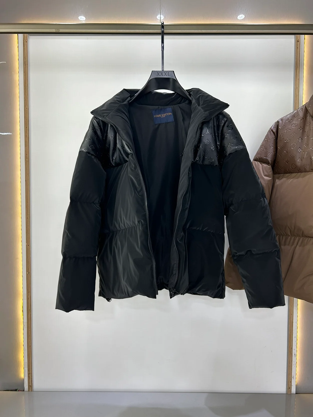 루이비통 오버사이즈드 푸퍼 자켓 1ABZFN