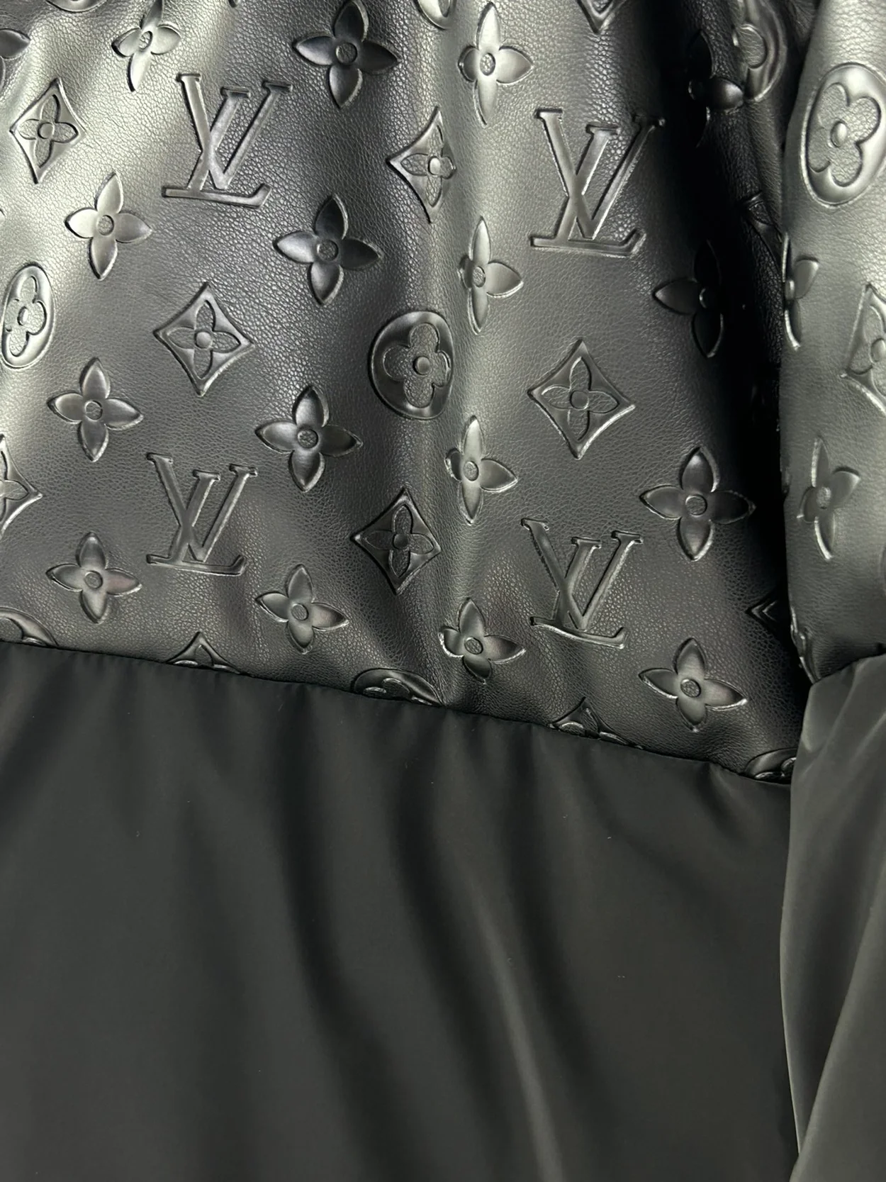 루이비통 오버사이즈드 푸퍼 자켓 1ABZFN