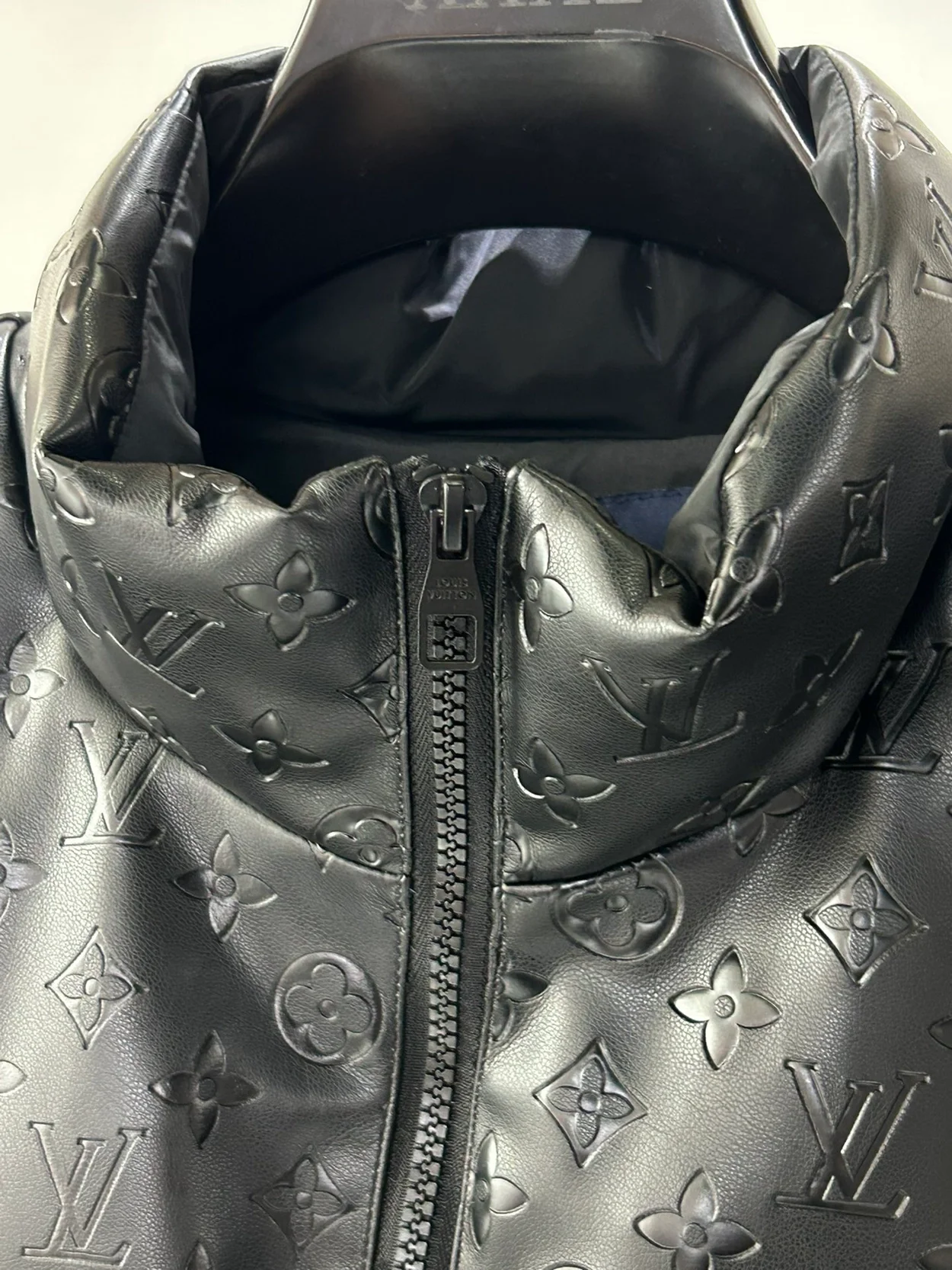 루이비통 오버사이즈드 푸퍼 자켓 1ABZFN