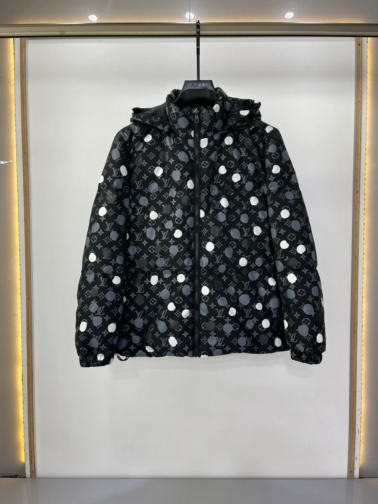 루이비통 x YK 모노그램 페인티드 도트 다운 블루종 1ABBGO