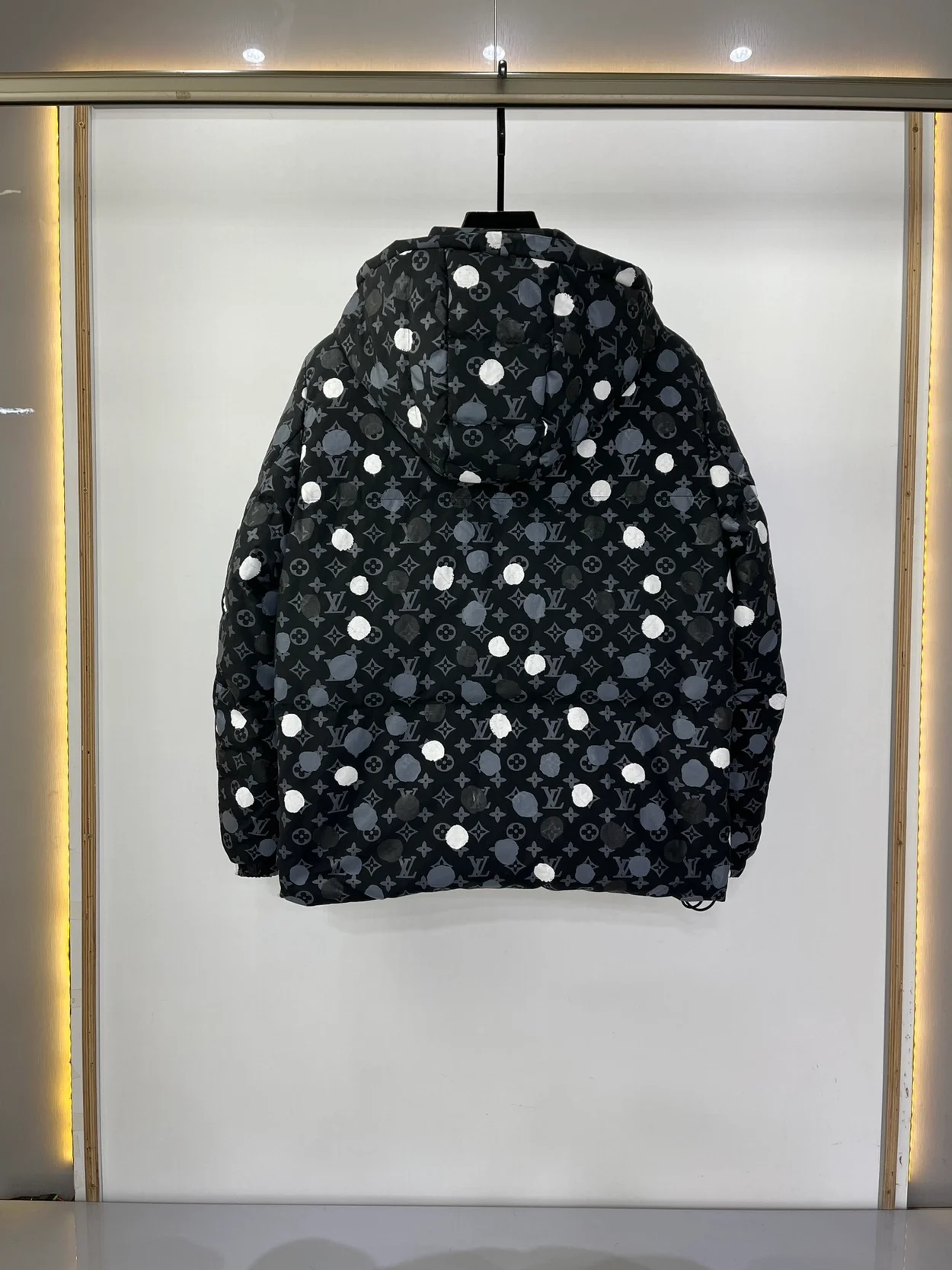 루이비통 x YK 모노그램 페인티드 도트 다운 블루종 1ABBGO