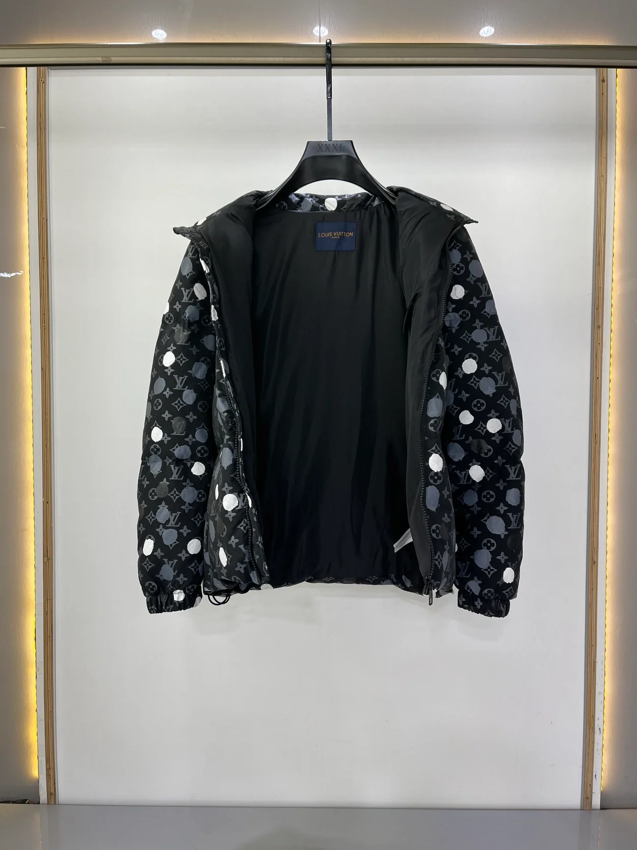 루이비통 x YK 모노그램 페인티드 도트 다운 블루종 1ABBGO