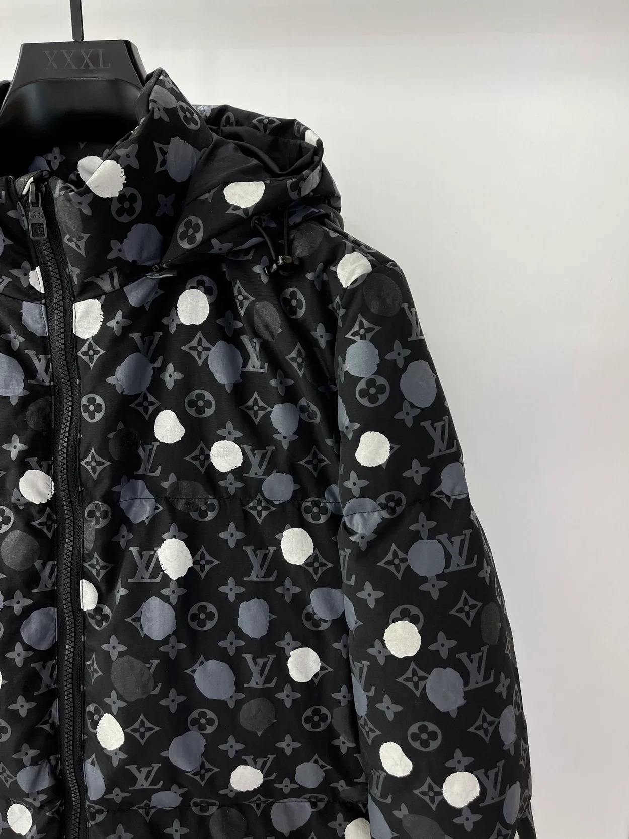 루이비통 x YK 모노그램 페인티드 도트 다운 블루종 1ABBGO