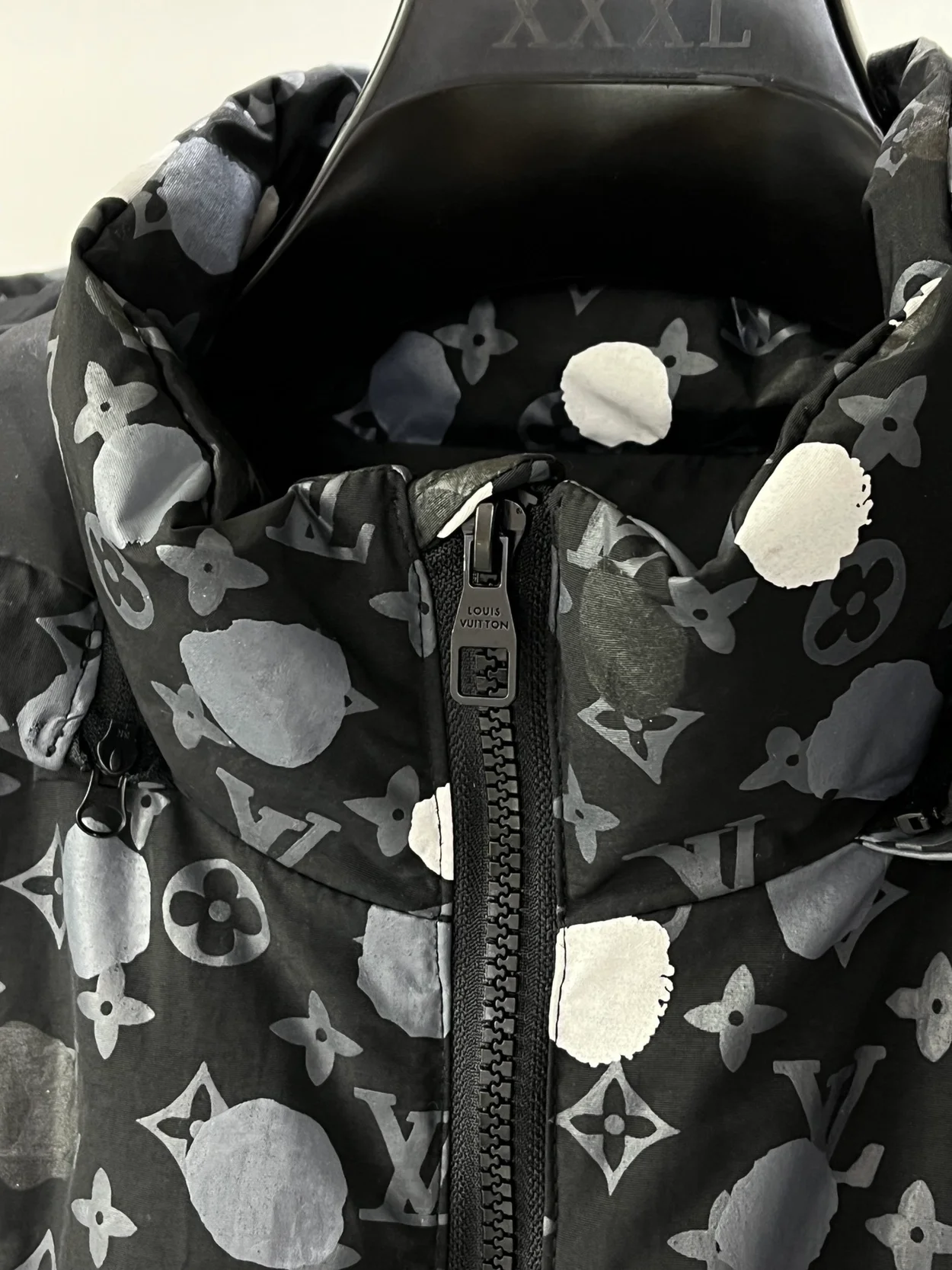 루이비통 x YK 모노그램 페인티드 도트 다운 블루종 1ABBGO