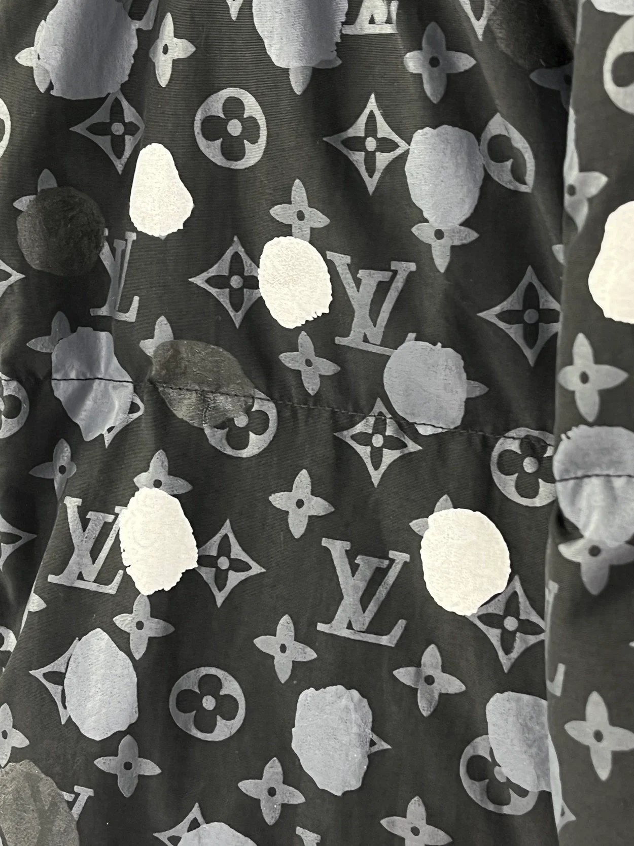 루이비통 x YK 모노그램 페인티드 도트 다운 블루종 1ABBGO