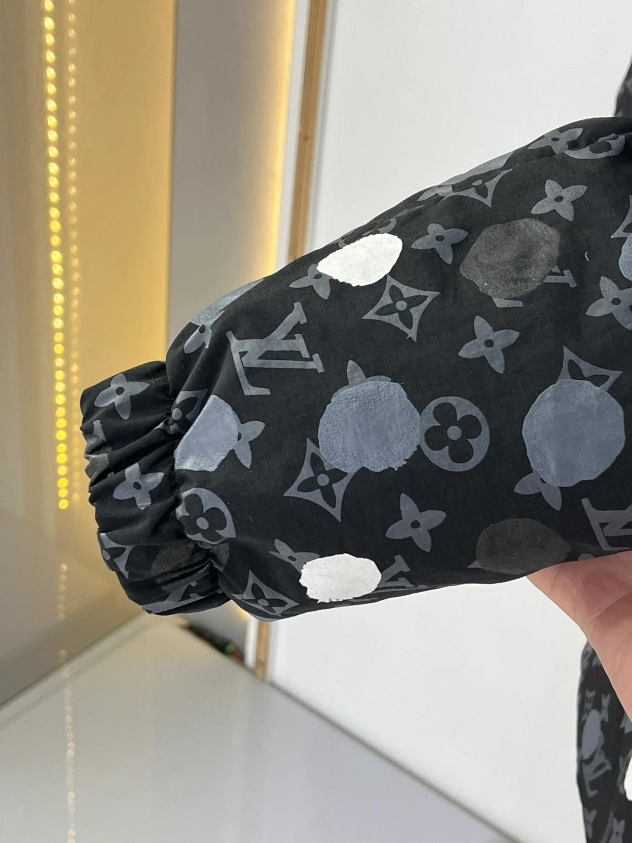 루이비통 x YK 모노그램 페인티드 도트 다운 블루종 1ABBGO