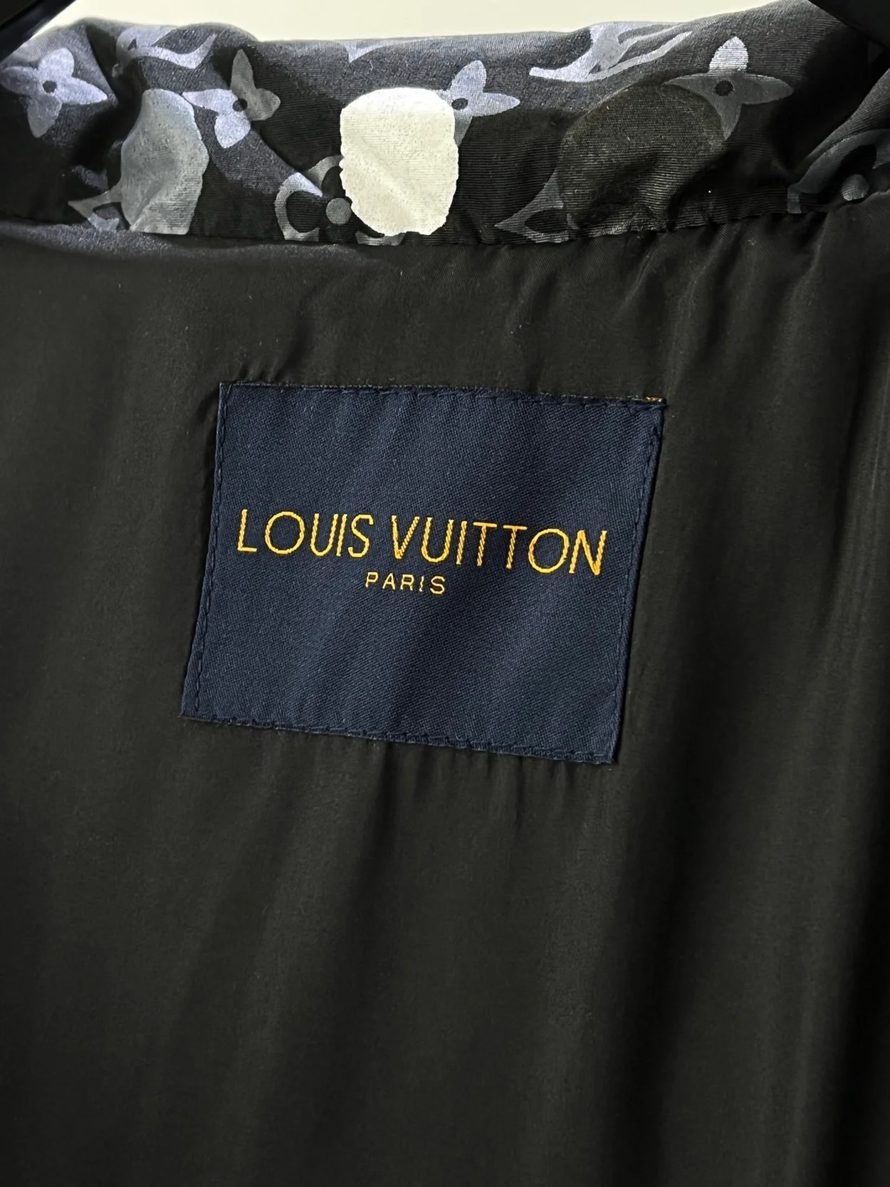 루이비통 x YK 모노그램 페인티드 도트 다운 블루종 1ABBGO