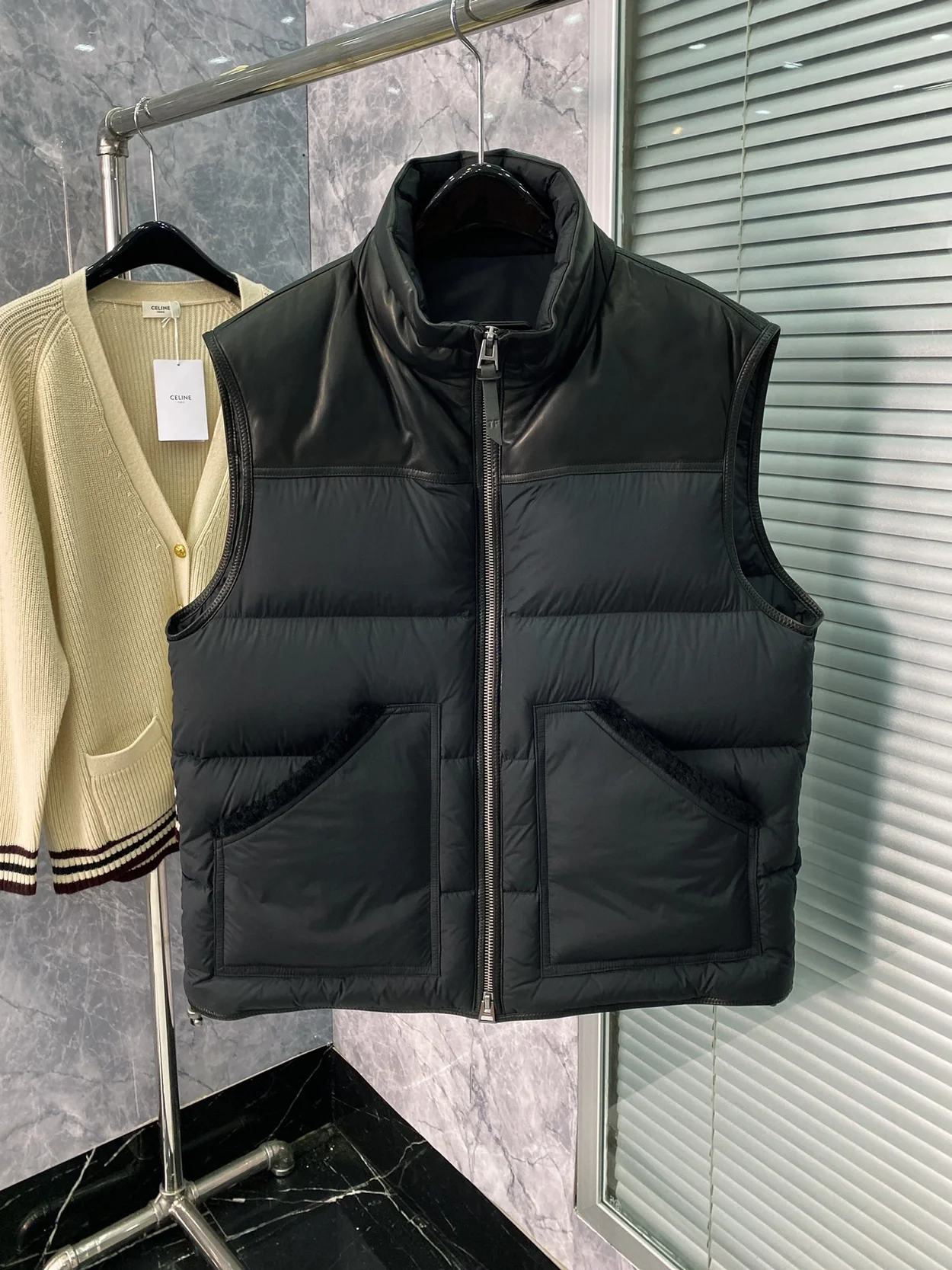 톰포드 나일론 레더 다운 필드 베스트