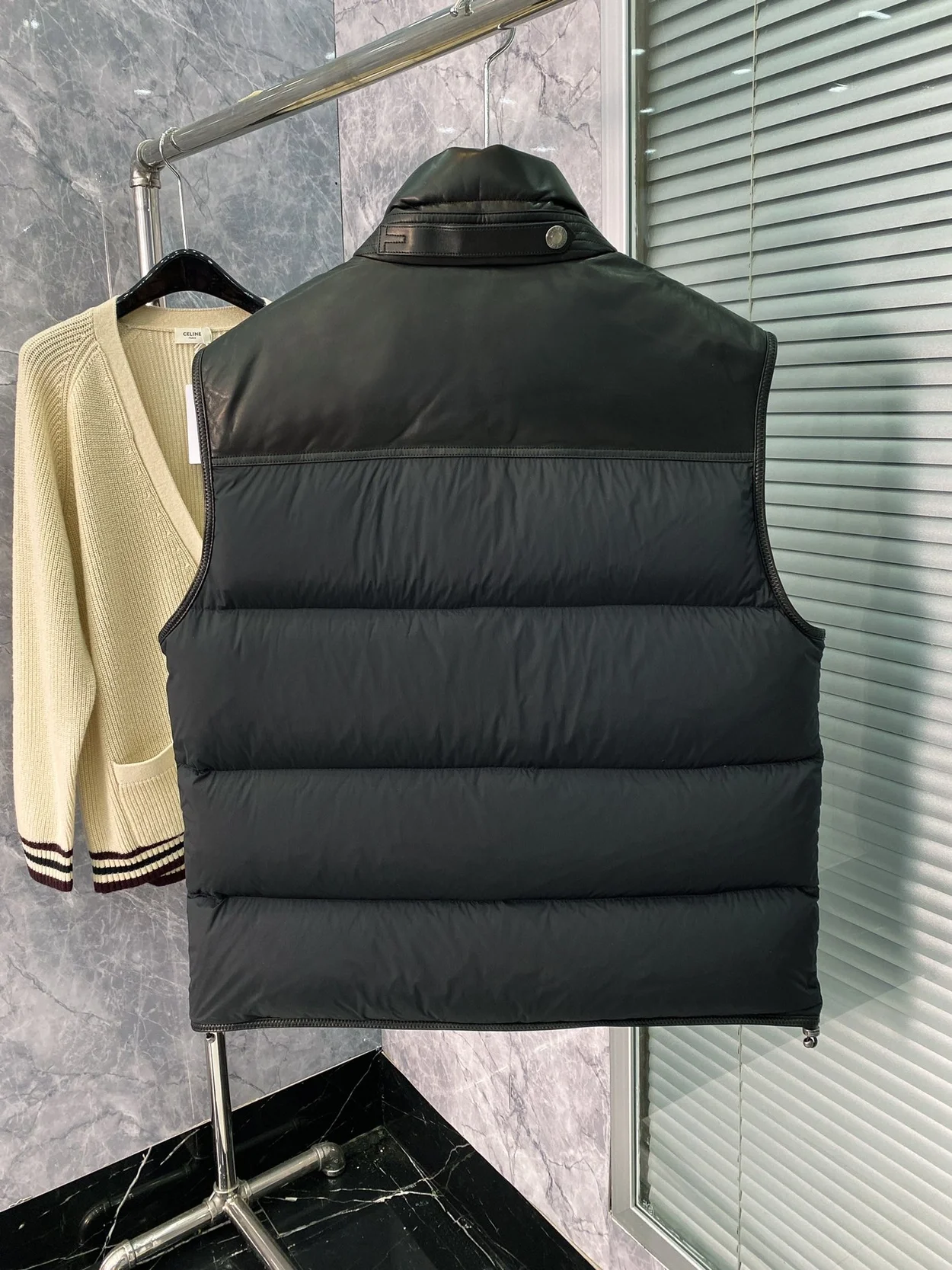 톰포드 나일론 레더 다운 필드 베스트