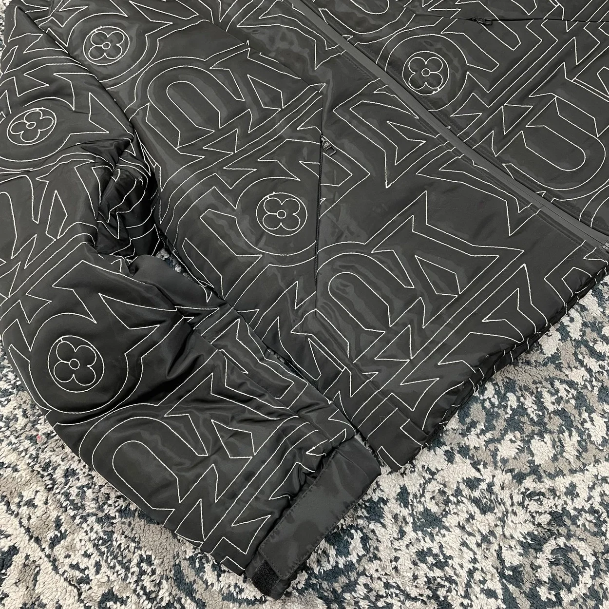 루이비통 울오버 스노우 다운 자켓