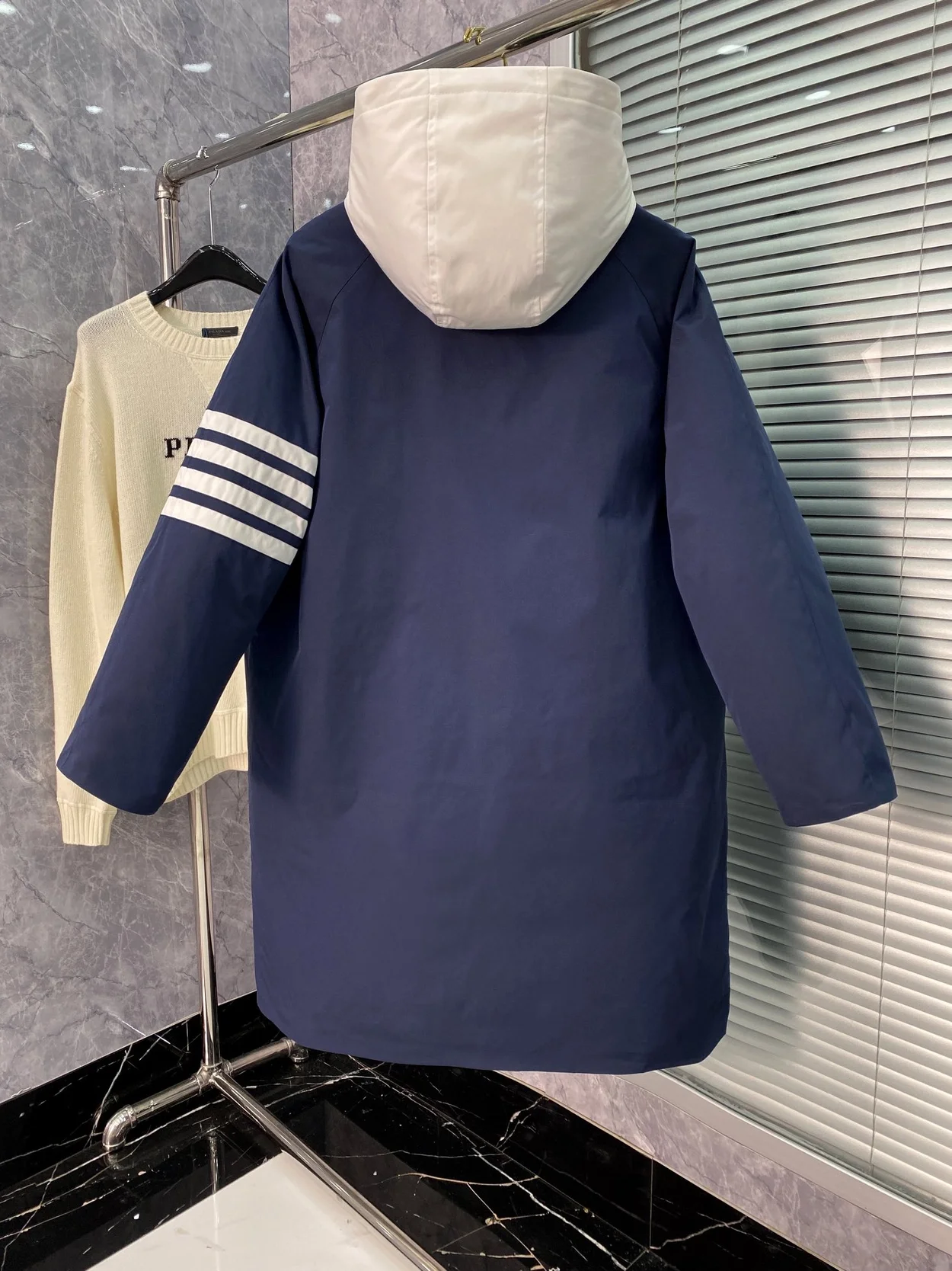 톰브라운 콘트라스트 4바 나일론 파카