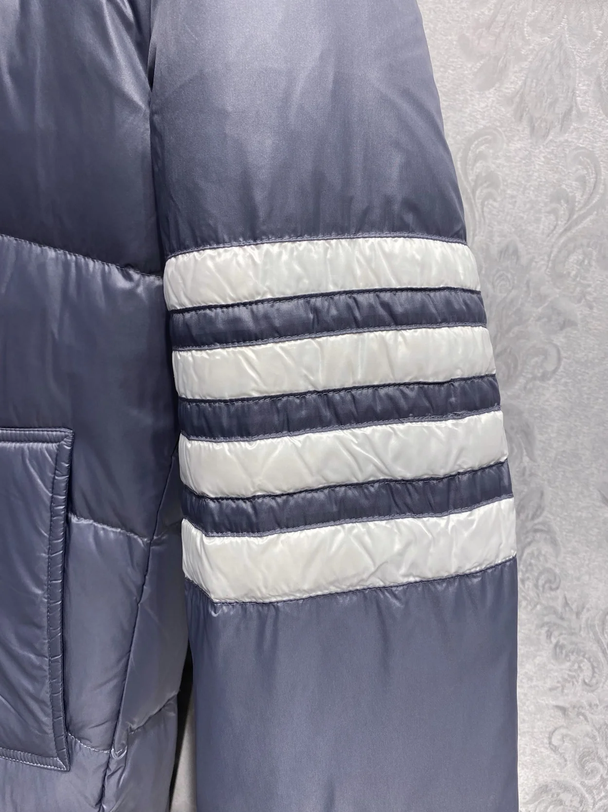 톰브라운 4-바 나일론 다운 코트 그레이