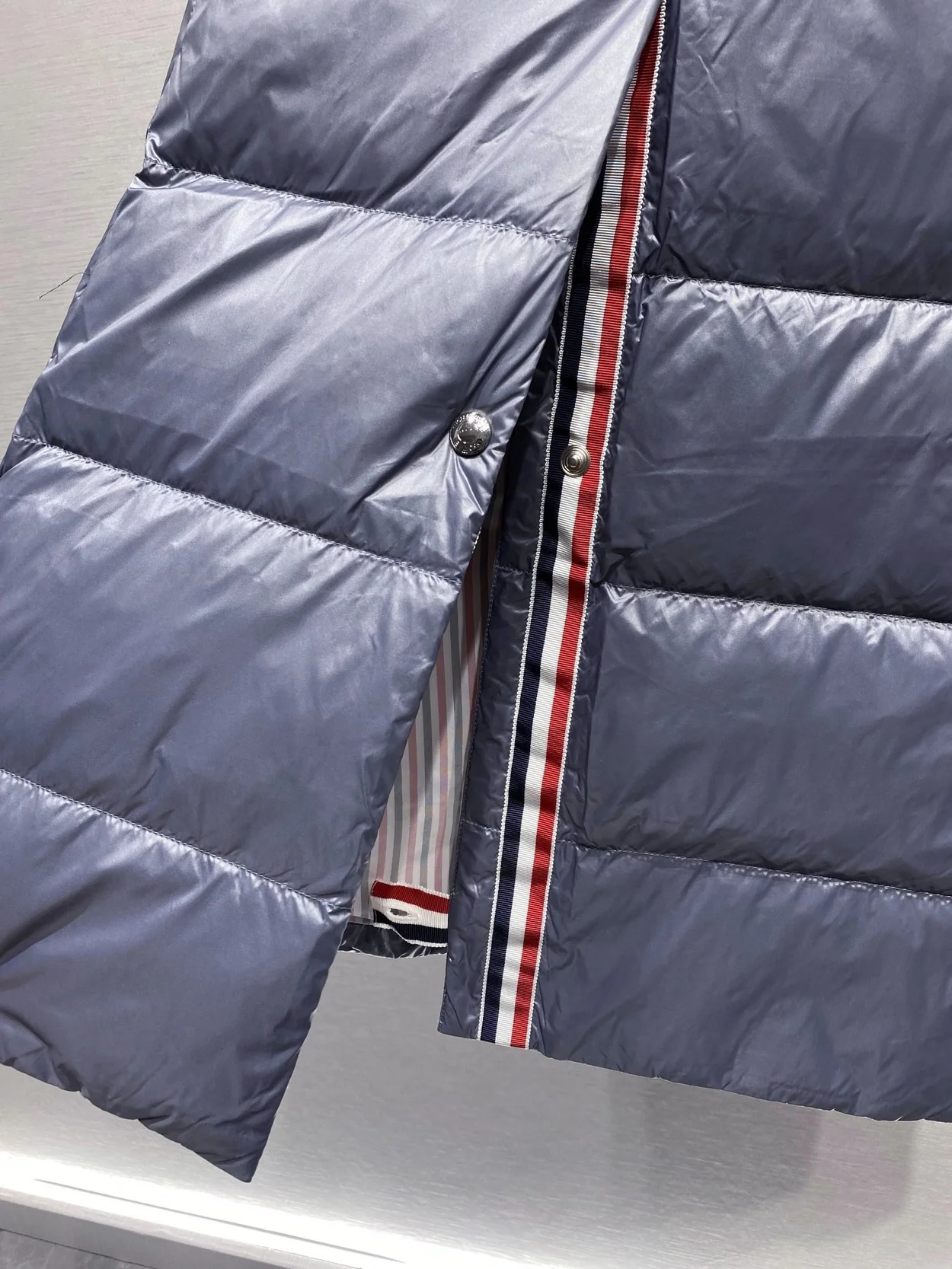 톰브라운 4-바 나일론 다운 코트 그레이