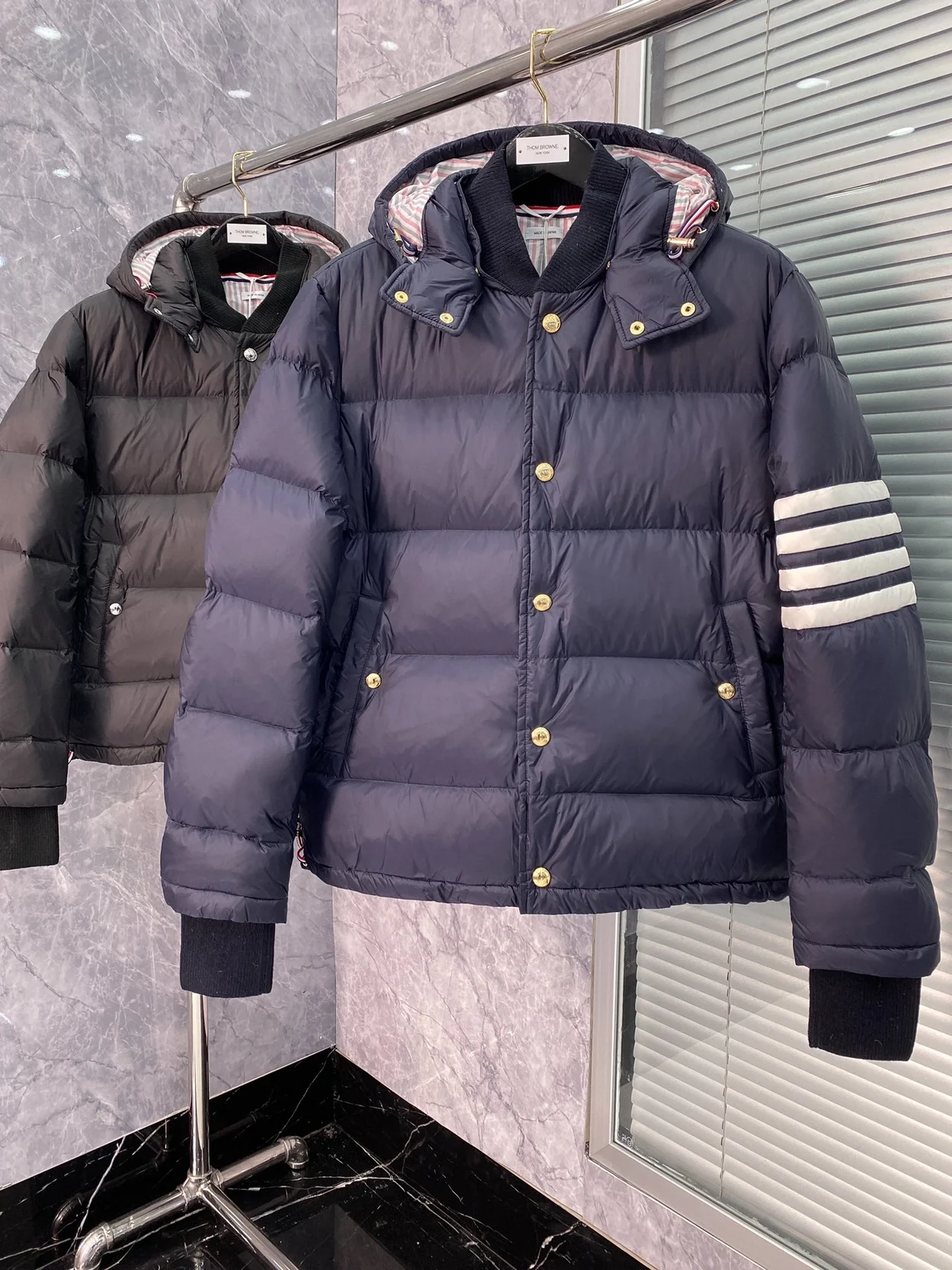 톰브라운 네이비 매트 나일론 4바 다운 자켓