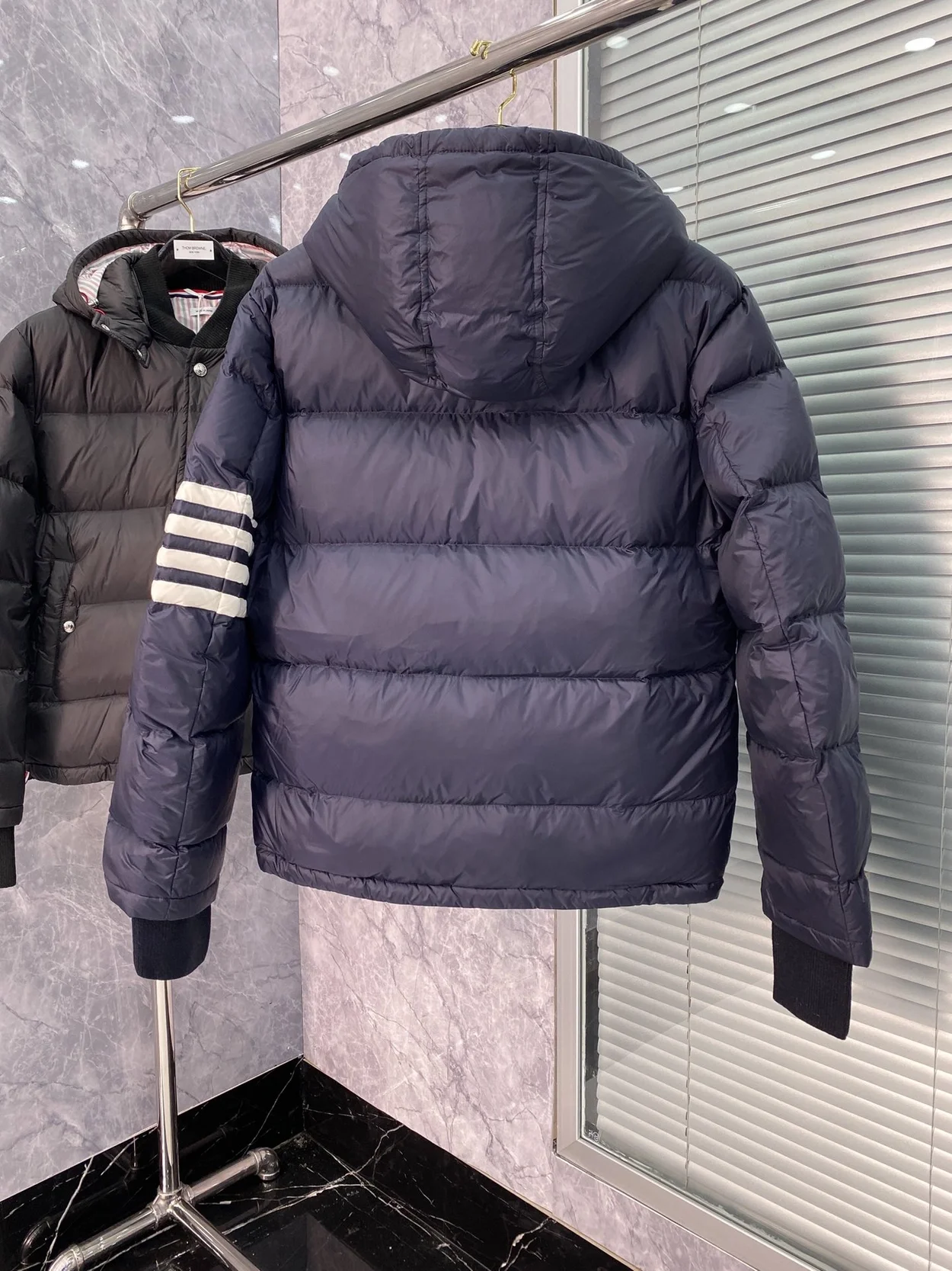 톰브라운 네이비 매트 나일론 4바 다운 자켓