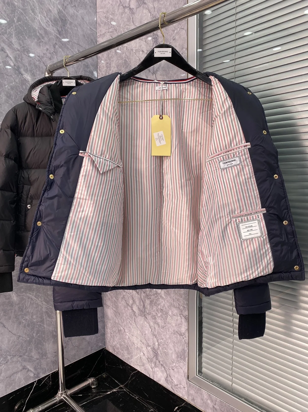 톰브라운 네이비 매트 나일론 4바 다운 자켓