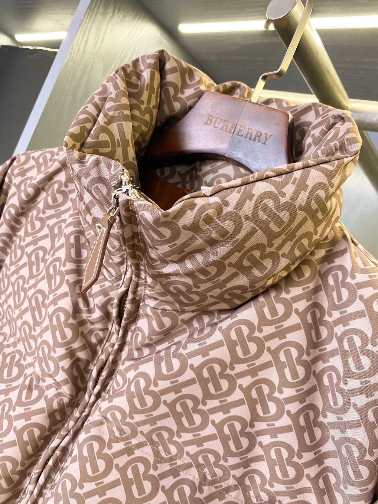 버버리 올오버 하이넥 패딩 자켓