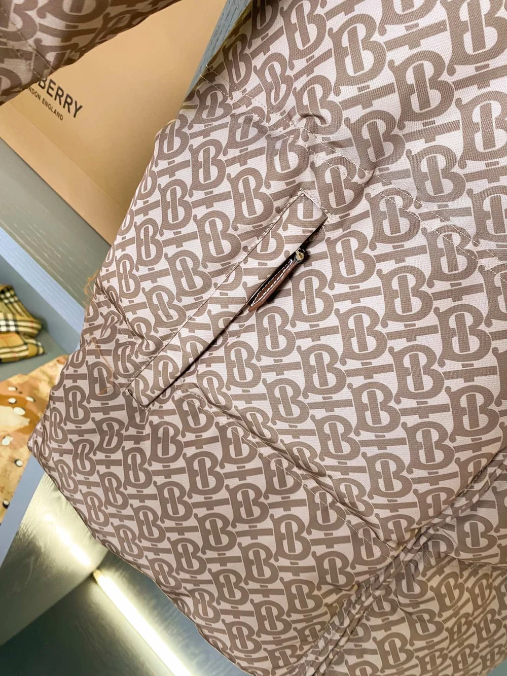 버버리 올오버 하이넥 패딩 자켓