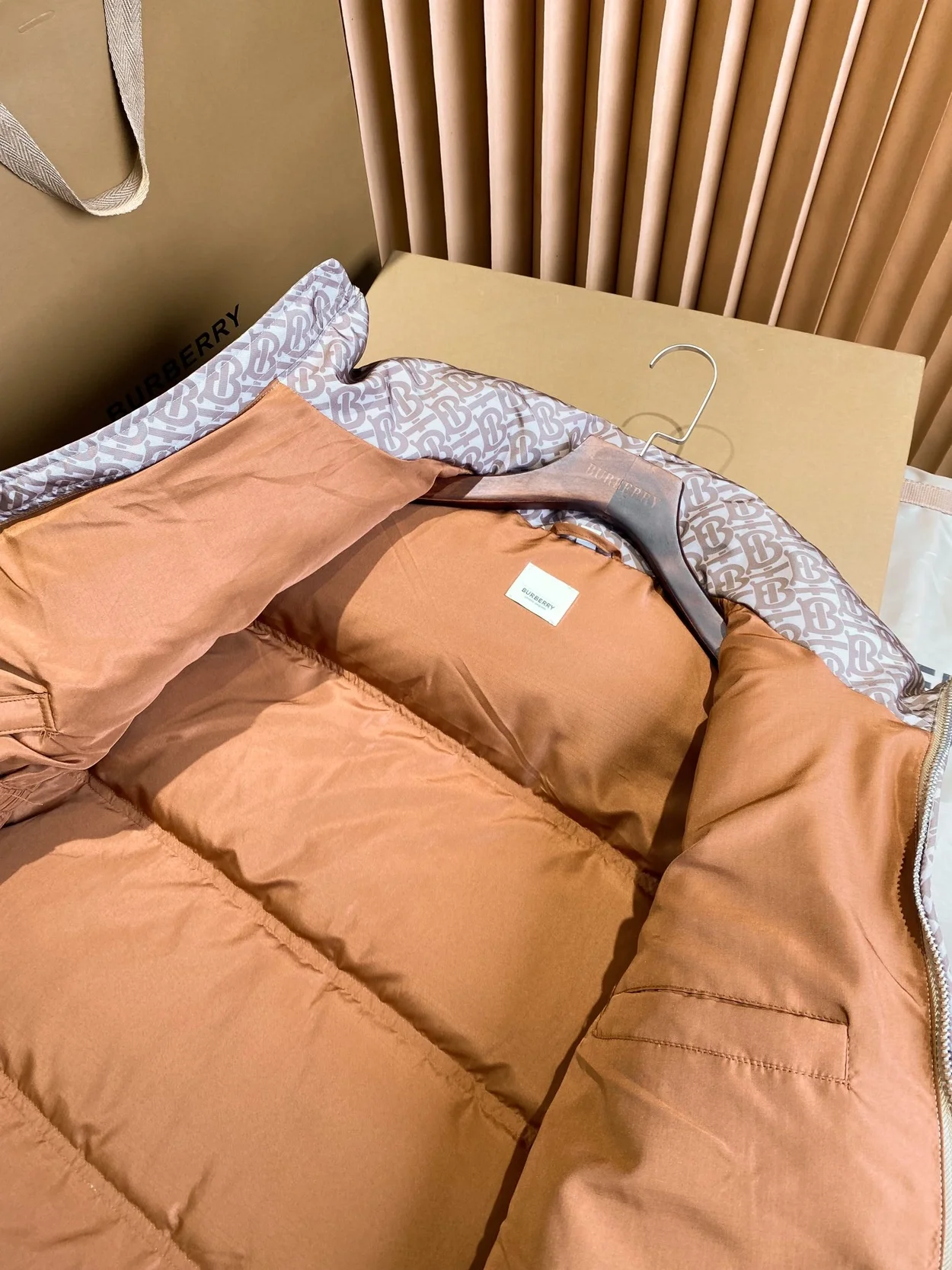 버버리 올오버 하이넥 패딩 자켓