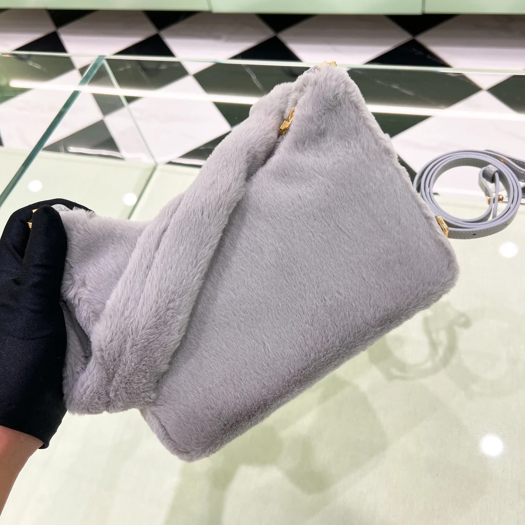 프라다 리에디션 시어링 미니 숄더백 그레이