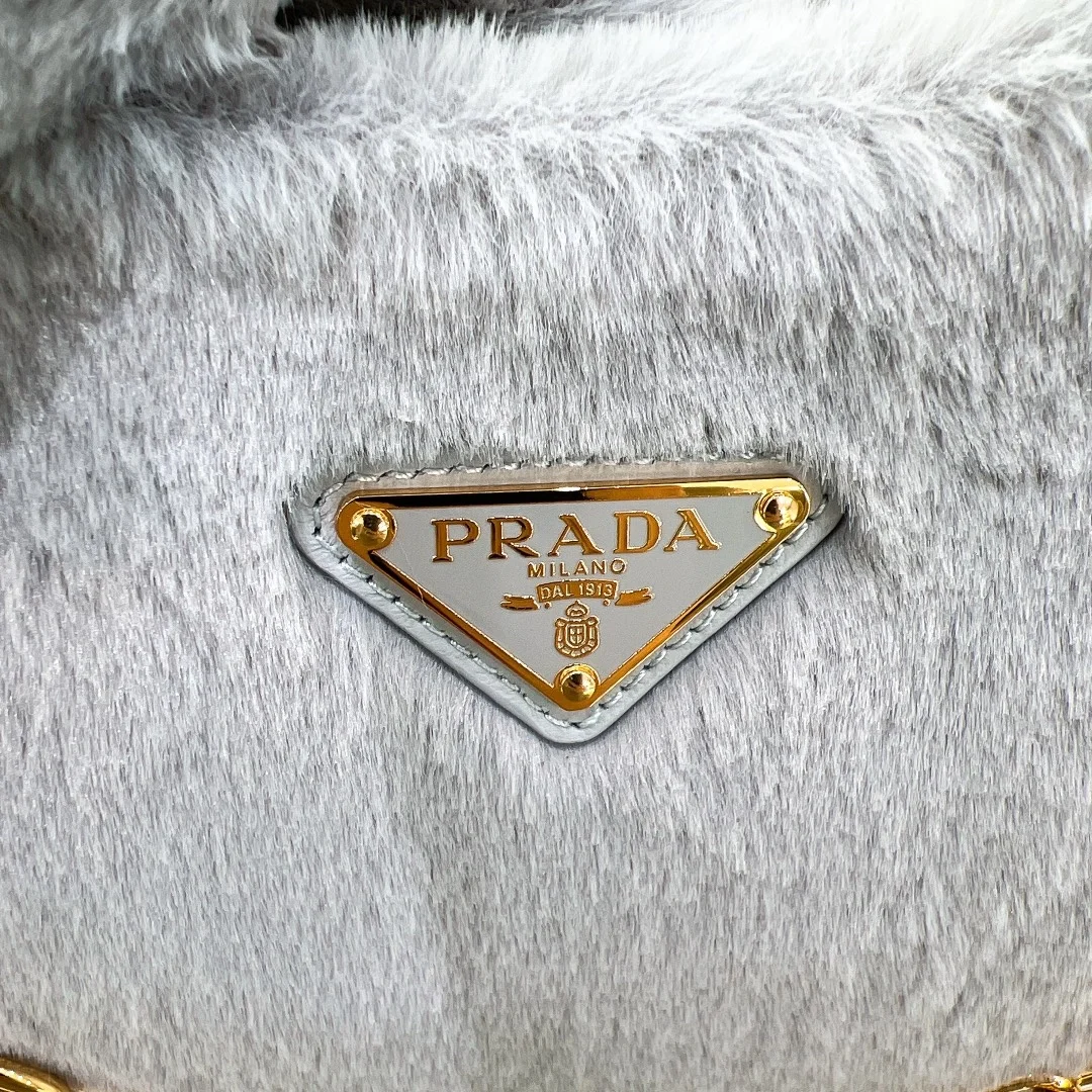 프라다 리에디션 시어링 미니 숄더백 그레이