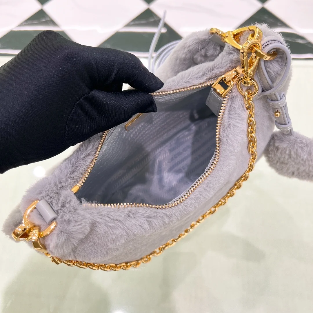 프라다 리에디션 시어링 미니 숄더백 그레이