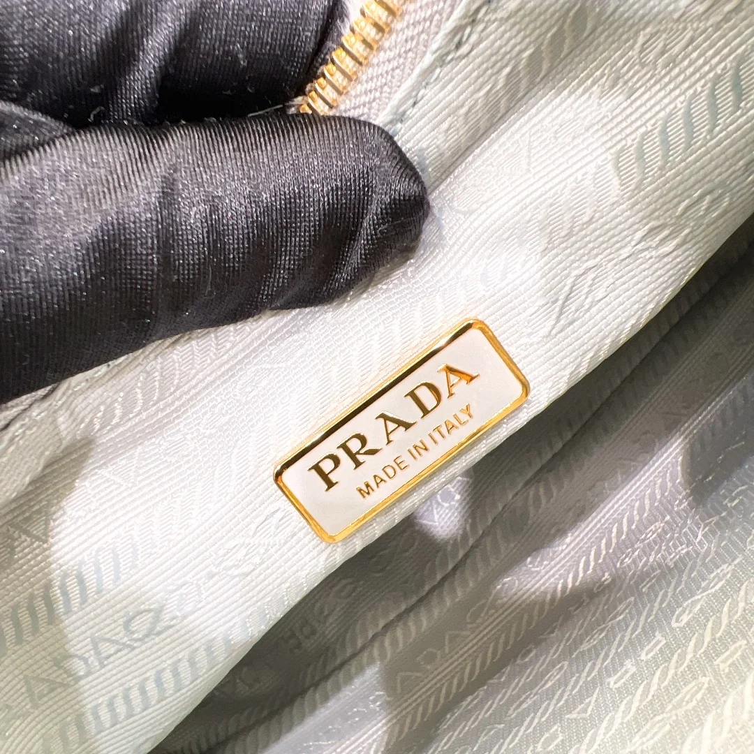 프라다 리에디션 시어링 미니 숄더백 그레이