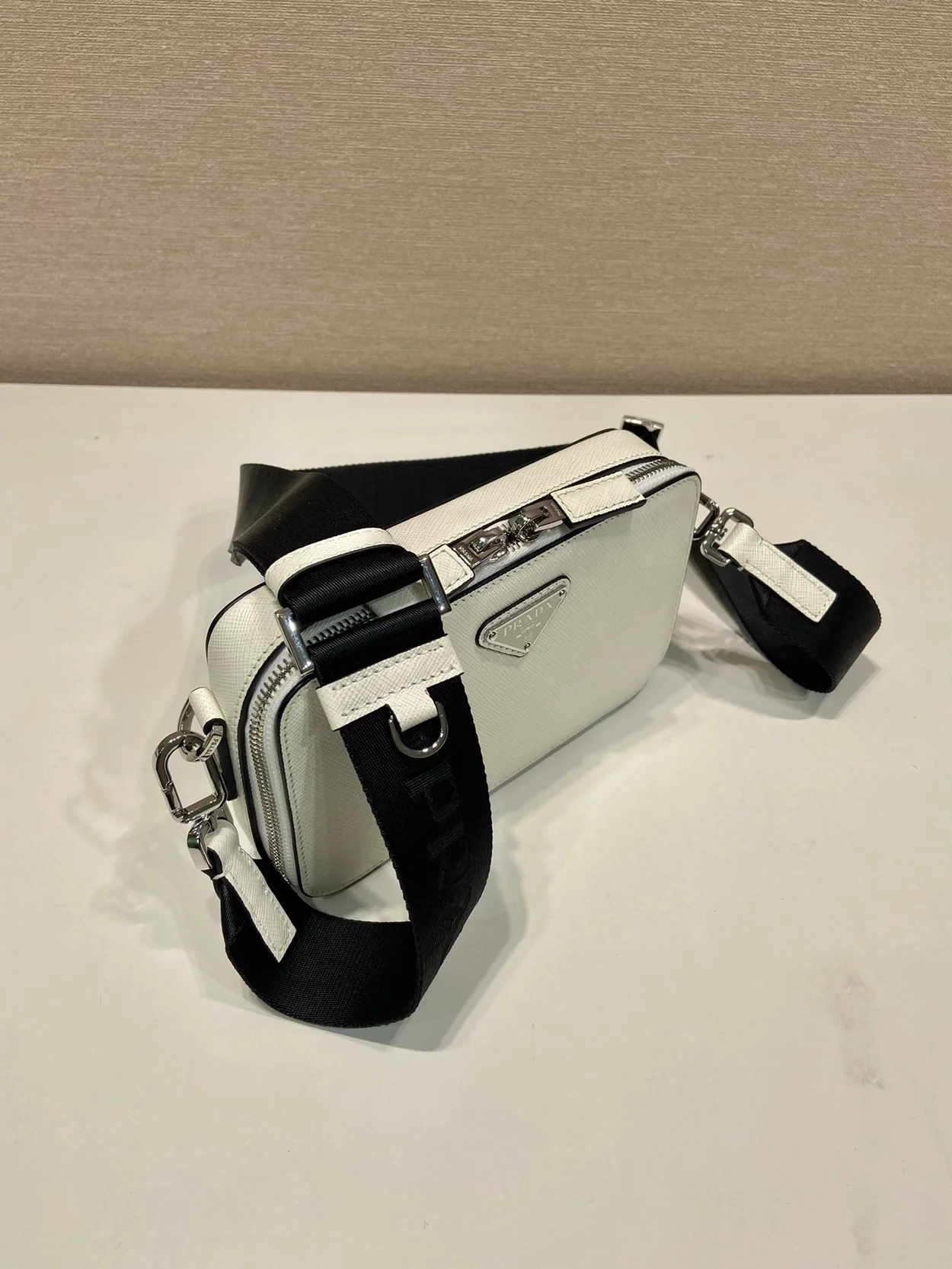 프라다 브리크 사피아노 레더 숄더백 화이트