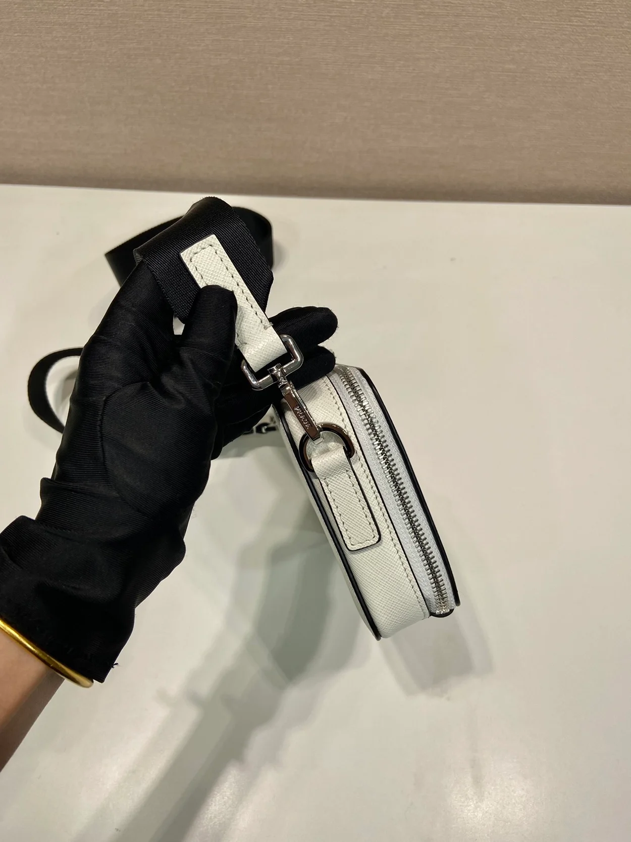 프라다 브리크 사피아노 레더 숄더백 화이트