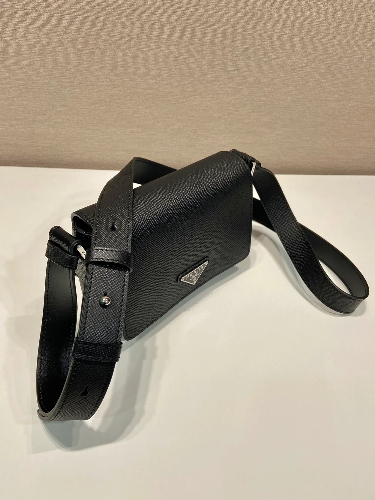 프라다 사피아노 레더 숄더백