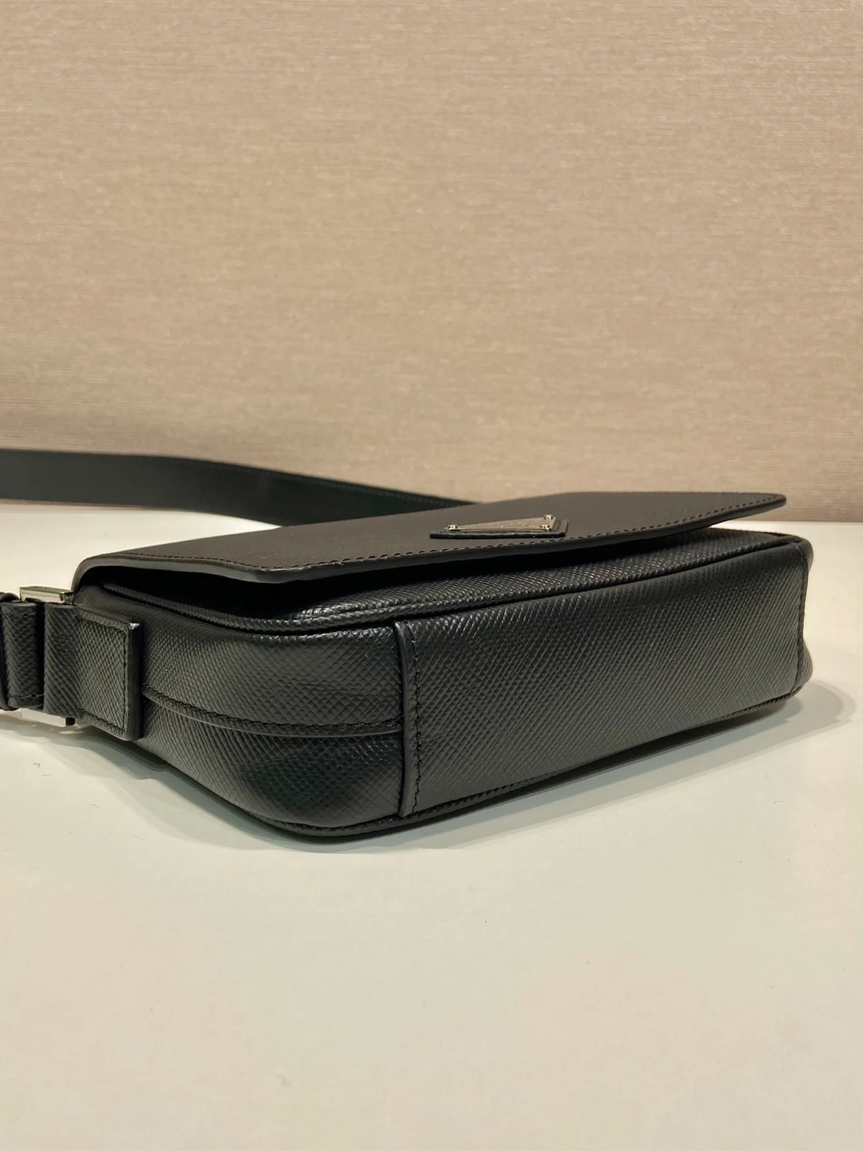 프라다 사피아노 레더 숄더백