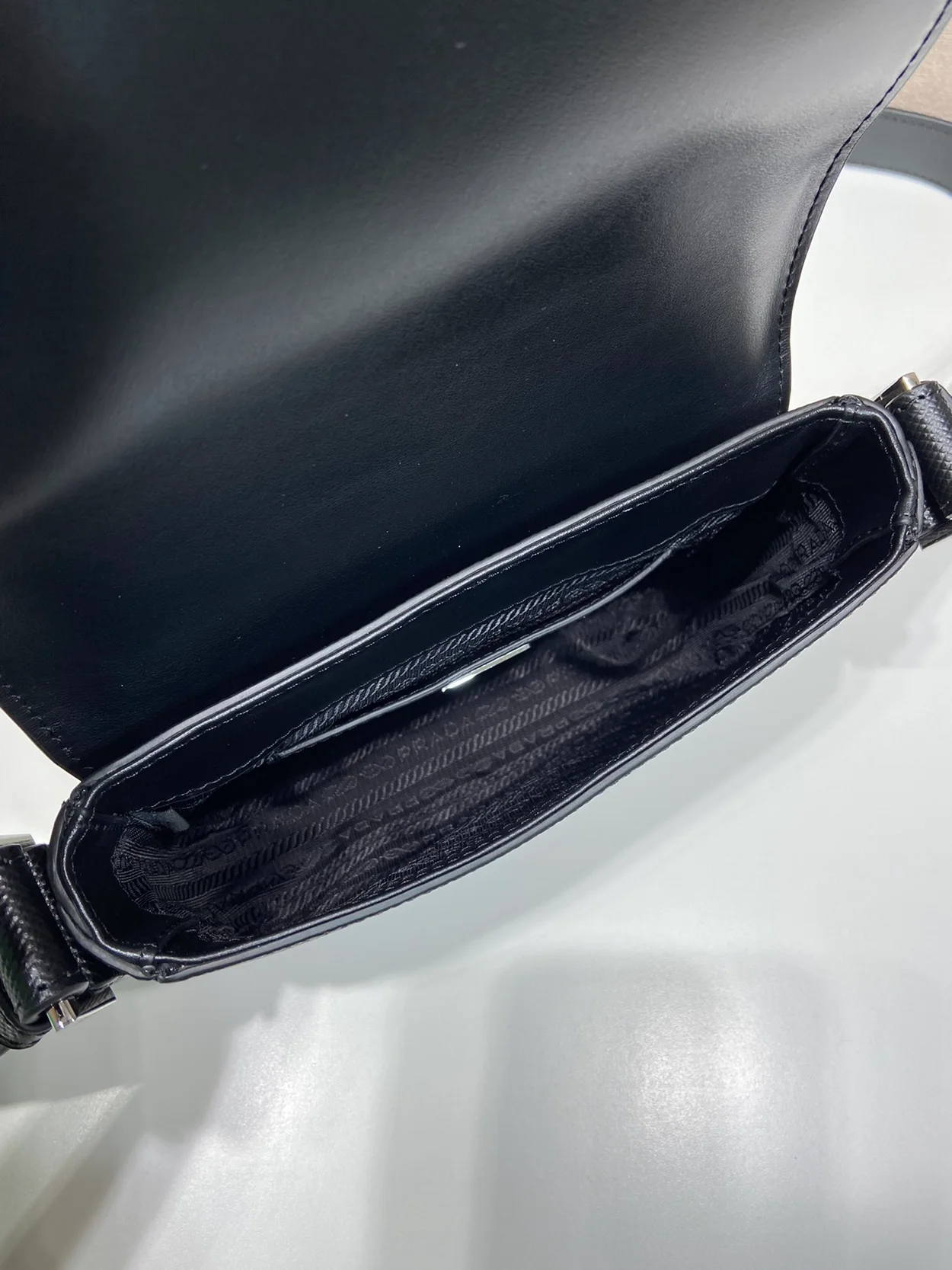 프라다 사피아노 레더 숄더백