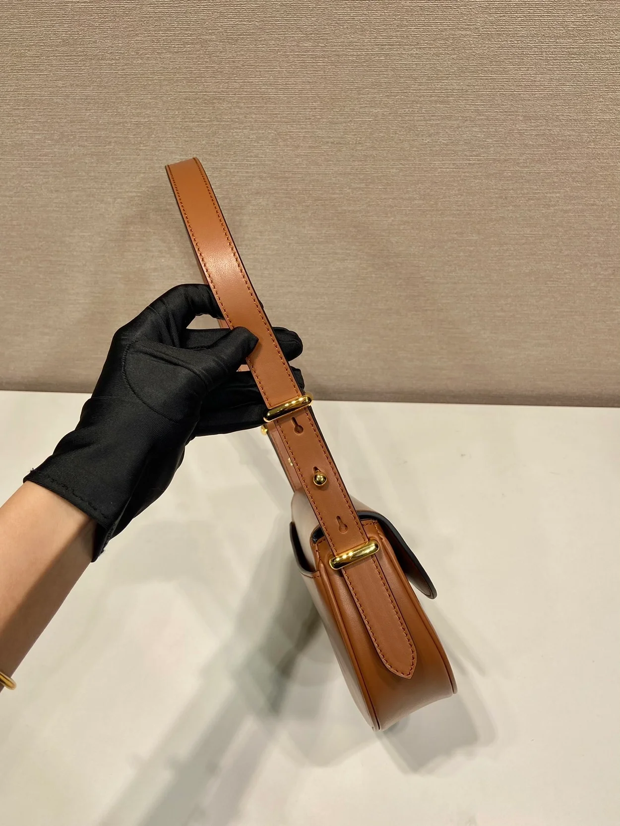 프라다 아르케 레더 플랩 숄더백 브라운