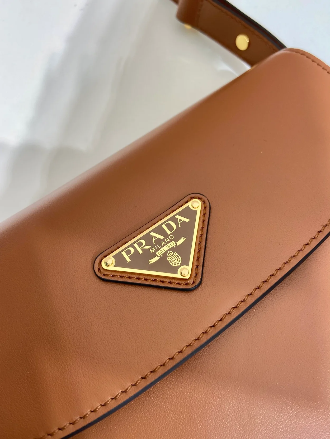 프라다 아르케 레더 플랩 숄더백 브라운