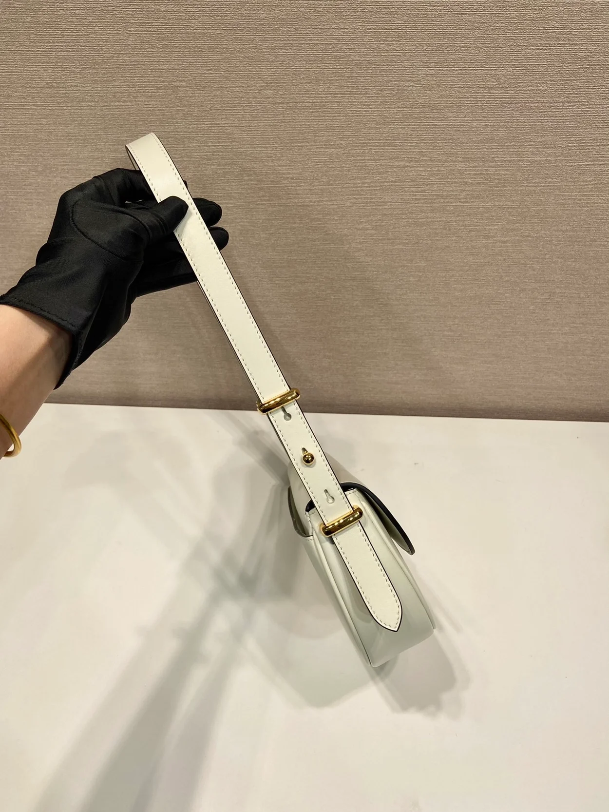 프라다 아르케 레더 플랩 숄더백 화이트