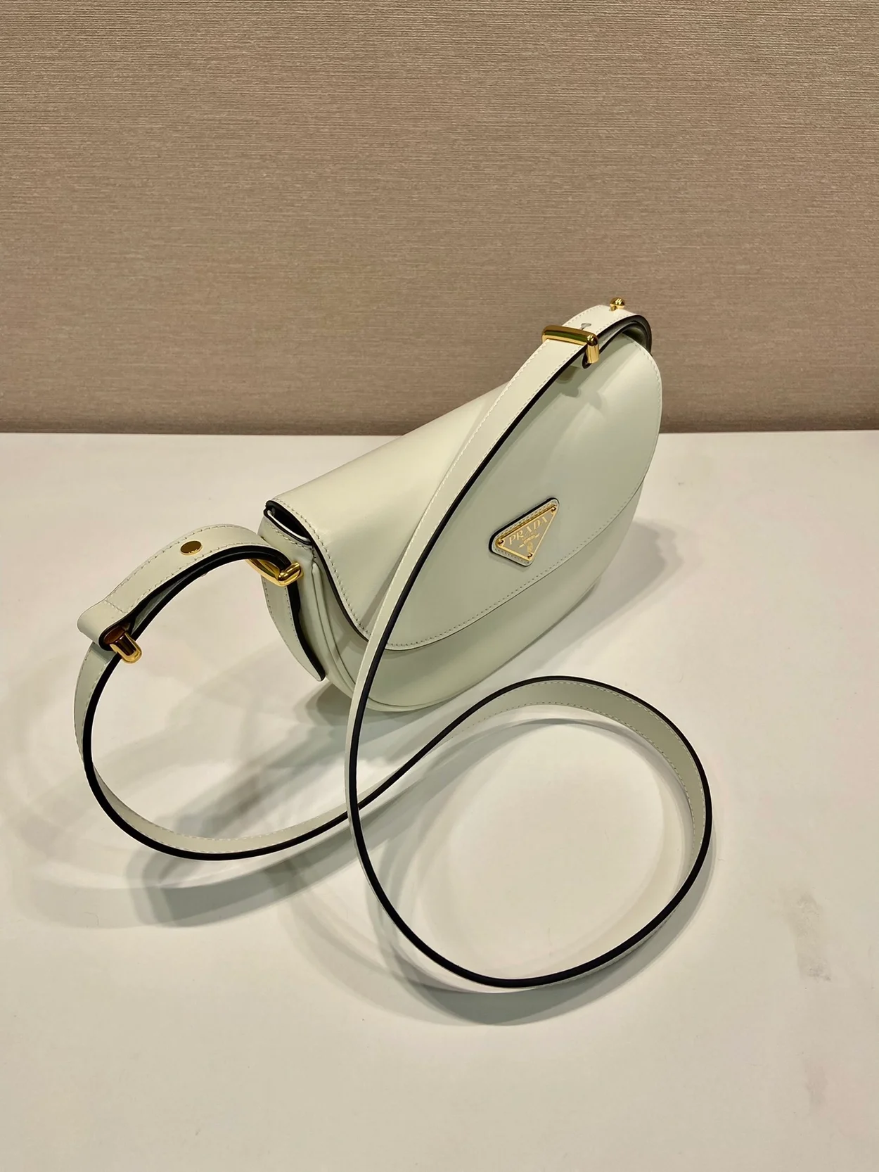 프라다 아르케 레더 플랩 숄더백 화이트