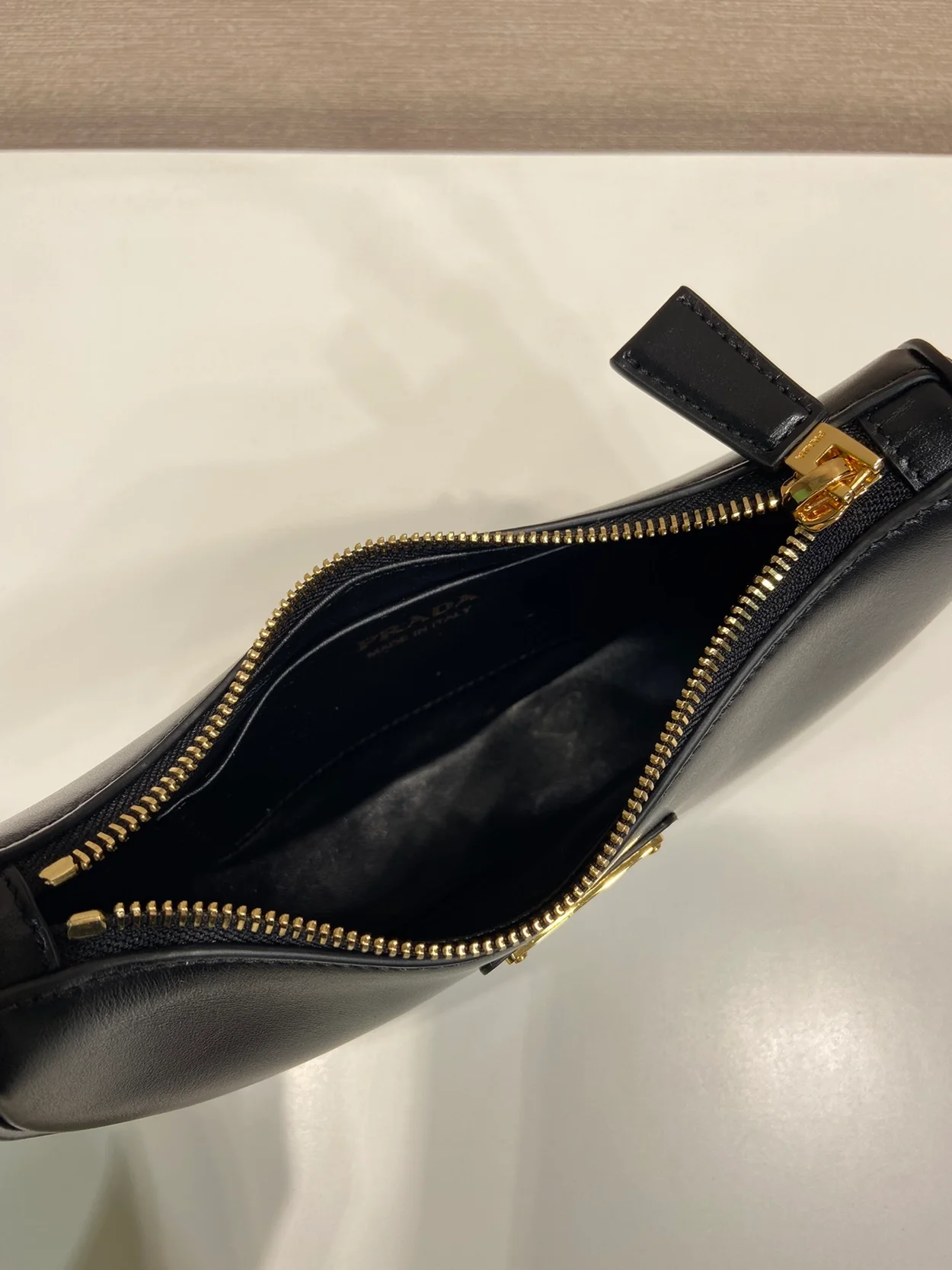 프라다 아르케 레더 미니 숄더백 블랙